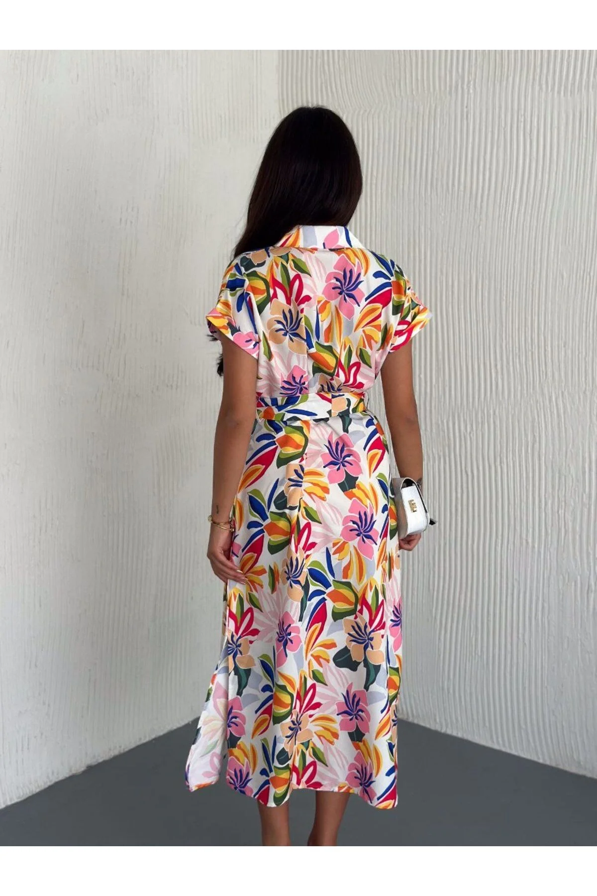 Kadın Gömlek Yaka Beli Kuşaklı Yırtmaçlı Desenli Poplin Midi Elbise - Çok Renkli