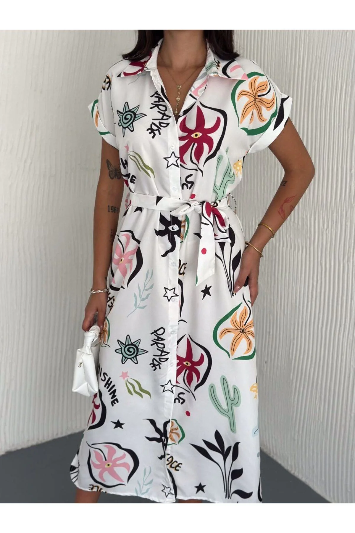 Kadın Gömlek Yaka Beli Kuşaklı Yırtmaçlı Desenli Poplin Midi Elbise - Çok Renkli