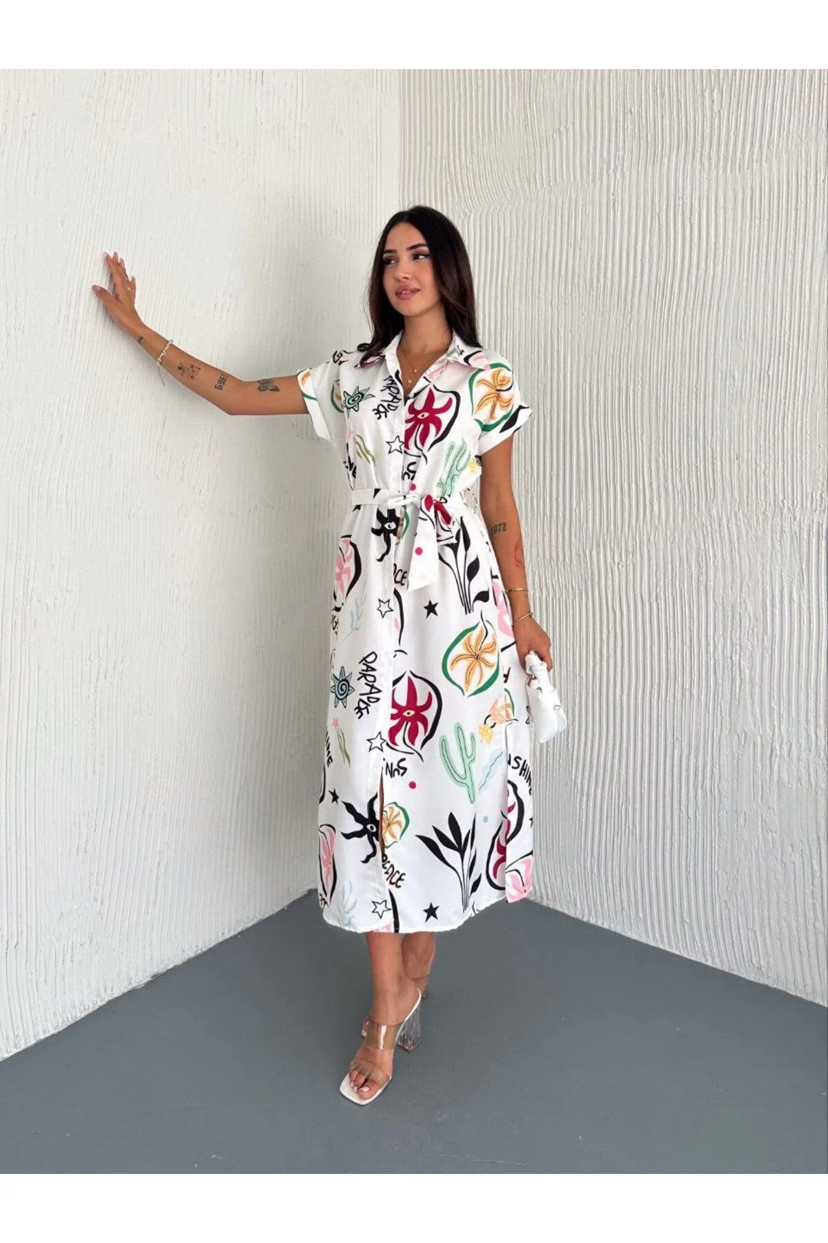 Kadın Gömlek Yaka Beli Kuşaklı Yırtmaçlı Desenli Poplin Midi Elbise - Çok Renkli