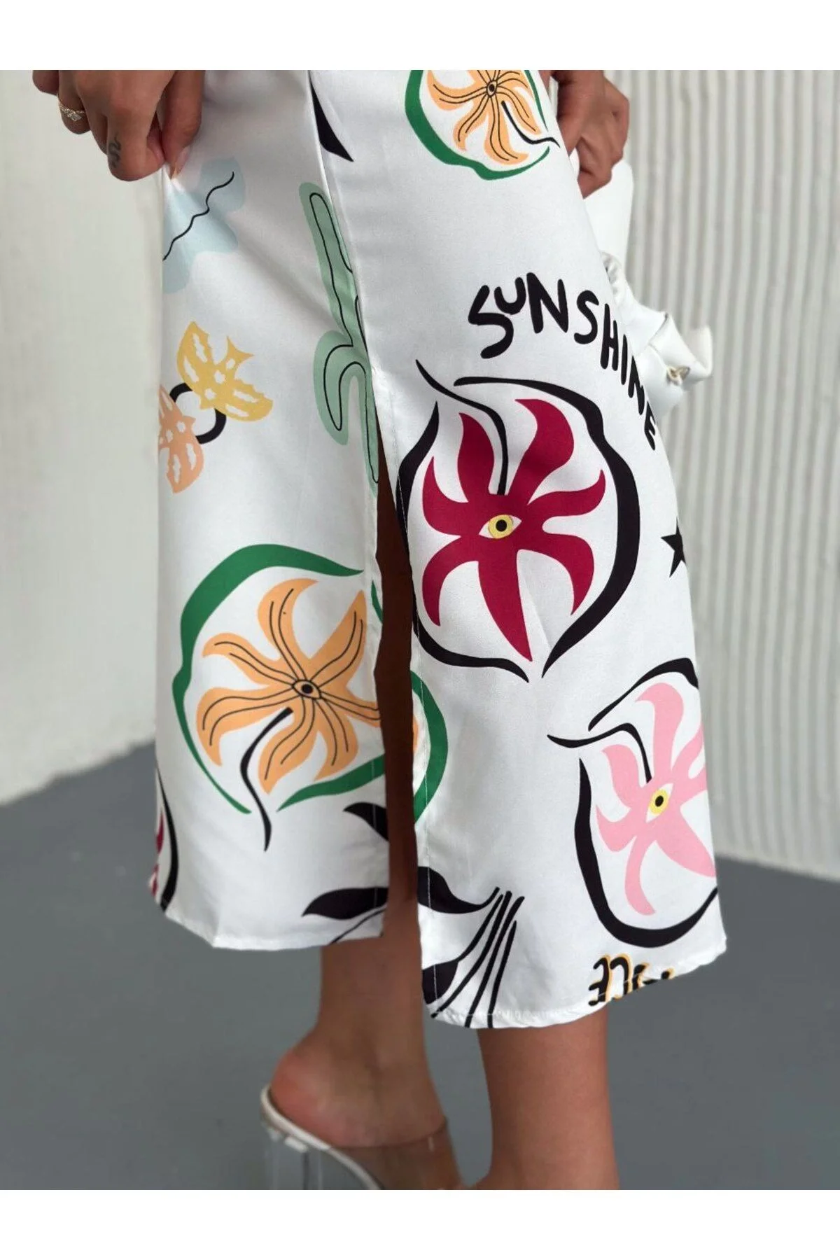 Kadın Gömlek Yaka Beli Kuşaklı Yırtmaçlı Desenli Poplin Midi Elbise - Çok Renkli