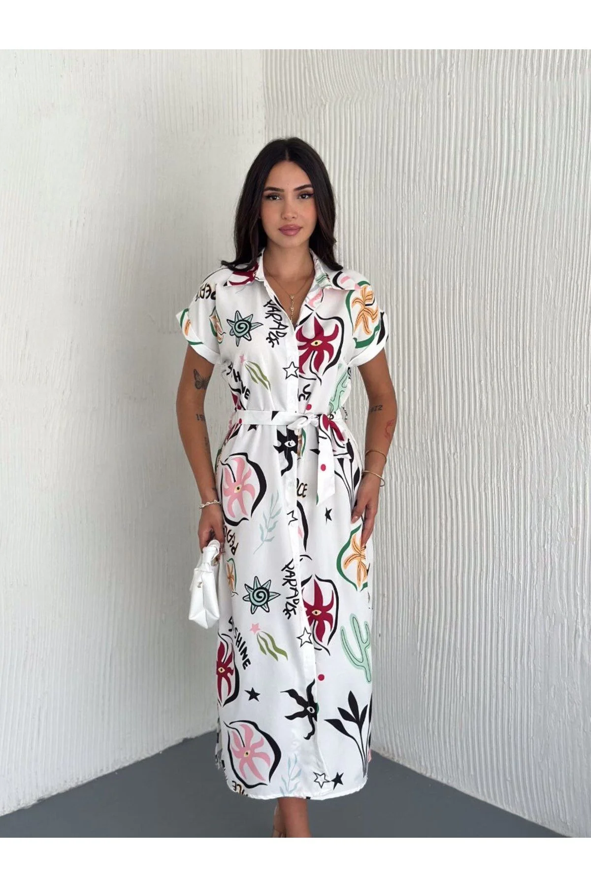 Kadın Gömlek Yaka Beli Kuşaklı Yırtmaçlı Desenli Poplin Midi Elbise - Çok Renkli