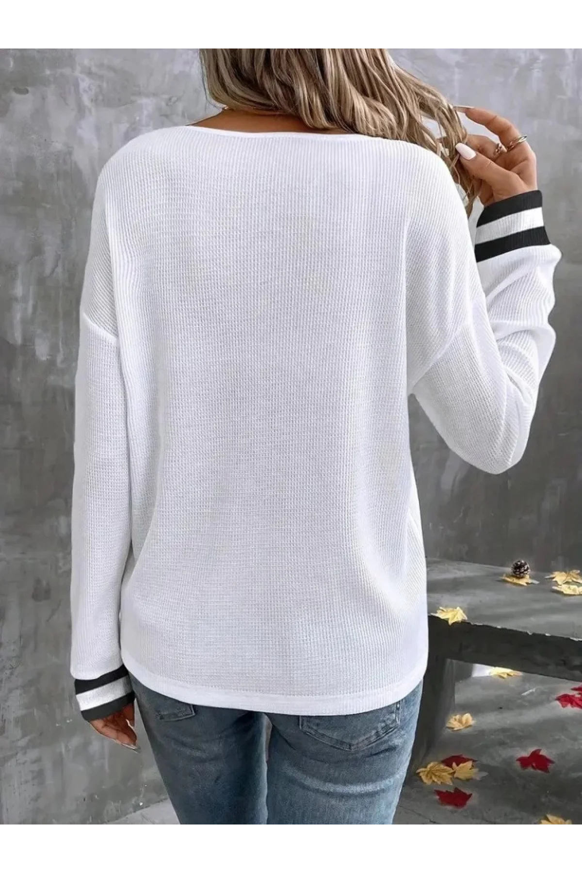Kadın Beyaz Çizgili V Yaka Düşük Omuz Uzun Kollu Waffle Kumaş Kazak Bluz