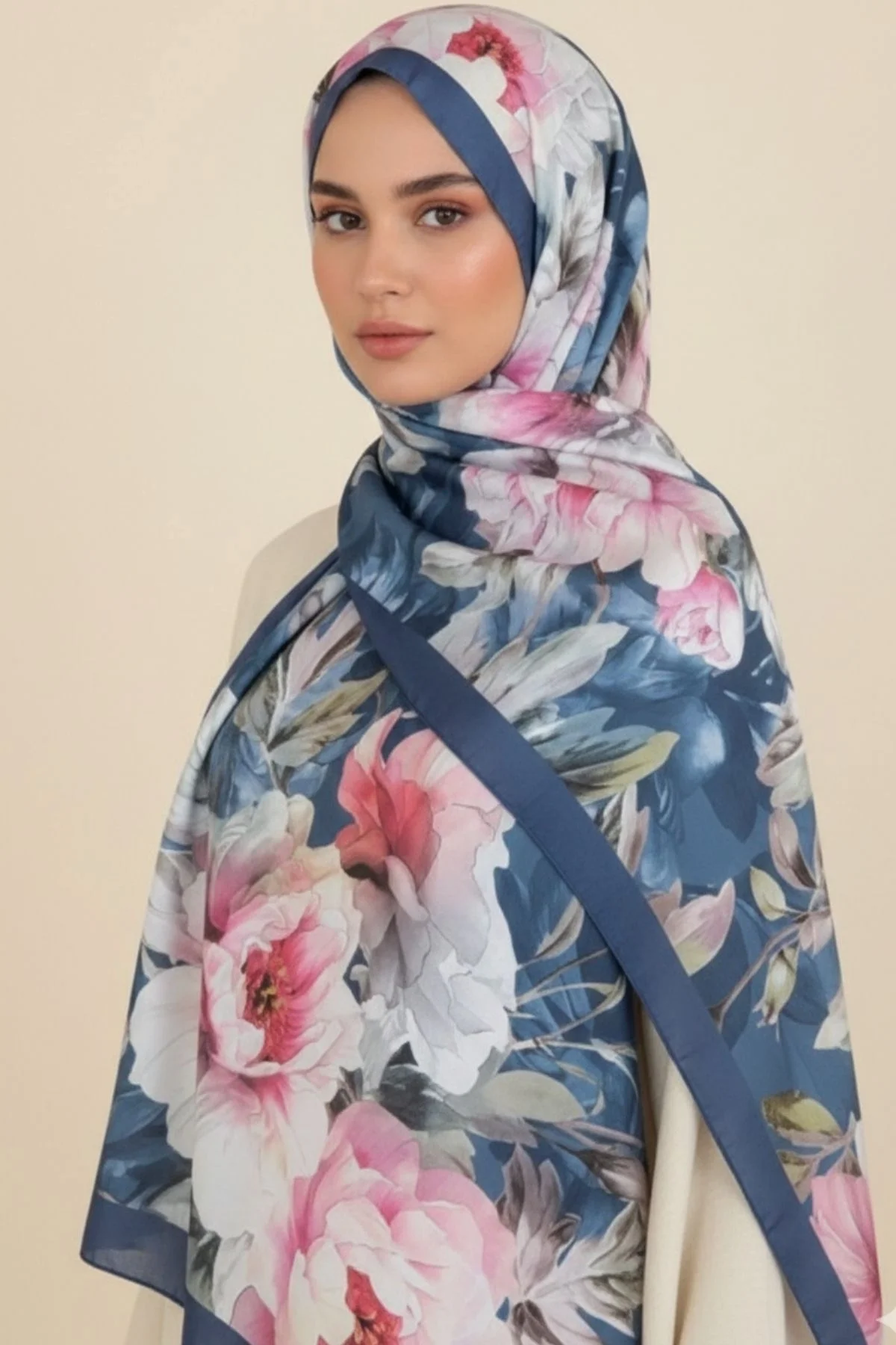 Kadın Mavi Çerçeveli Büyük Çiçek Desenli Pamuklu Soft Dokulu Mevsimlik Şal