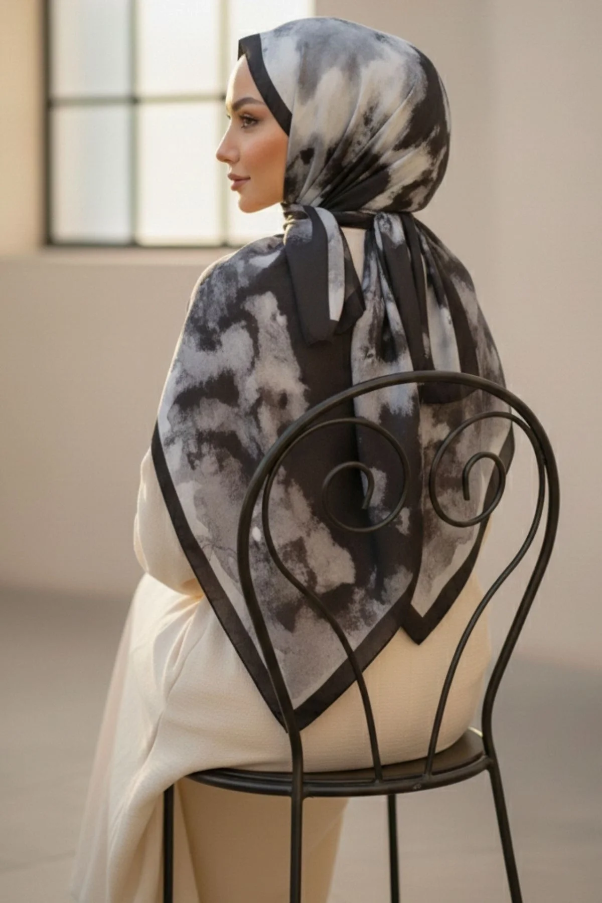 Kadın Siyah Krem Ebruli Desenli Çerçeveli Pamuklu Soft Dokulu Mevsimlik Şal