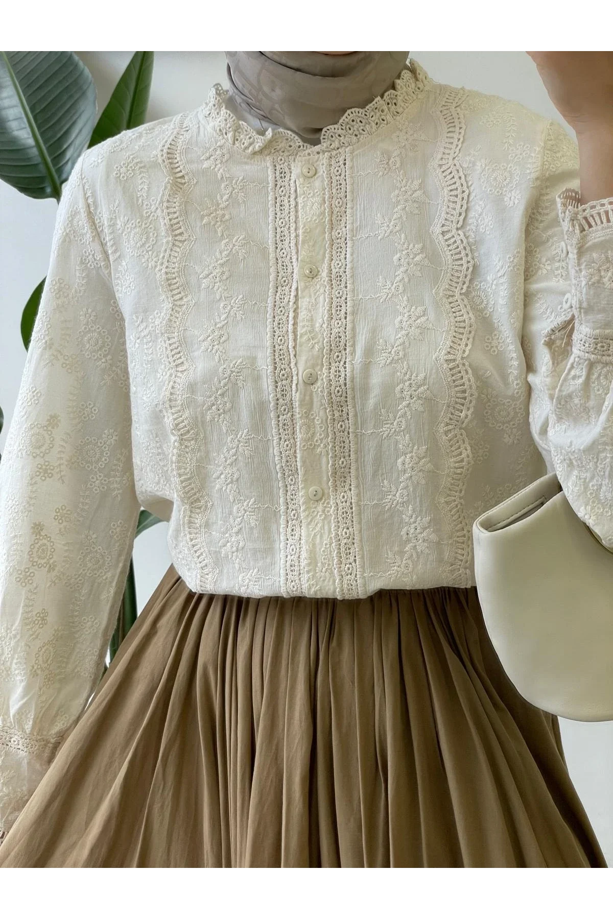 Kadın Bej Fisto İşlemeli Dantel Garnili Hakim Yaka Pamuklu Pinterest Gömlek Bluz