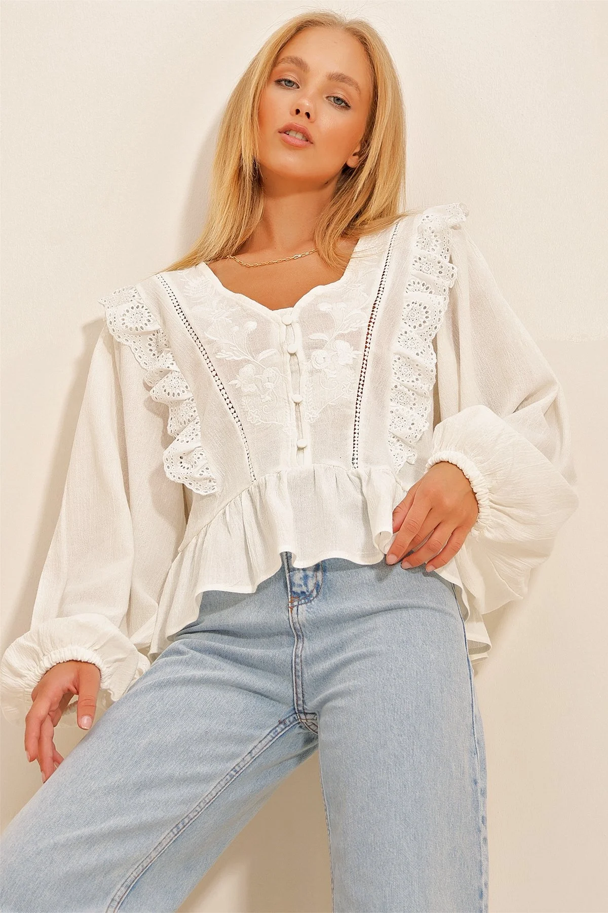 Kadın Beyaz V Yaka Fisto İşlemeli Nakışlı Volanlı Peplum Keten Pinterest Bluz