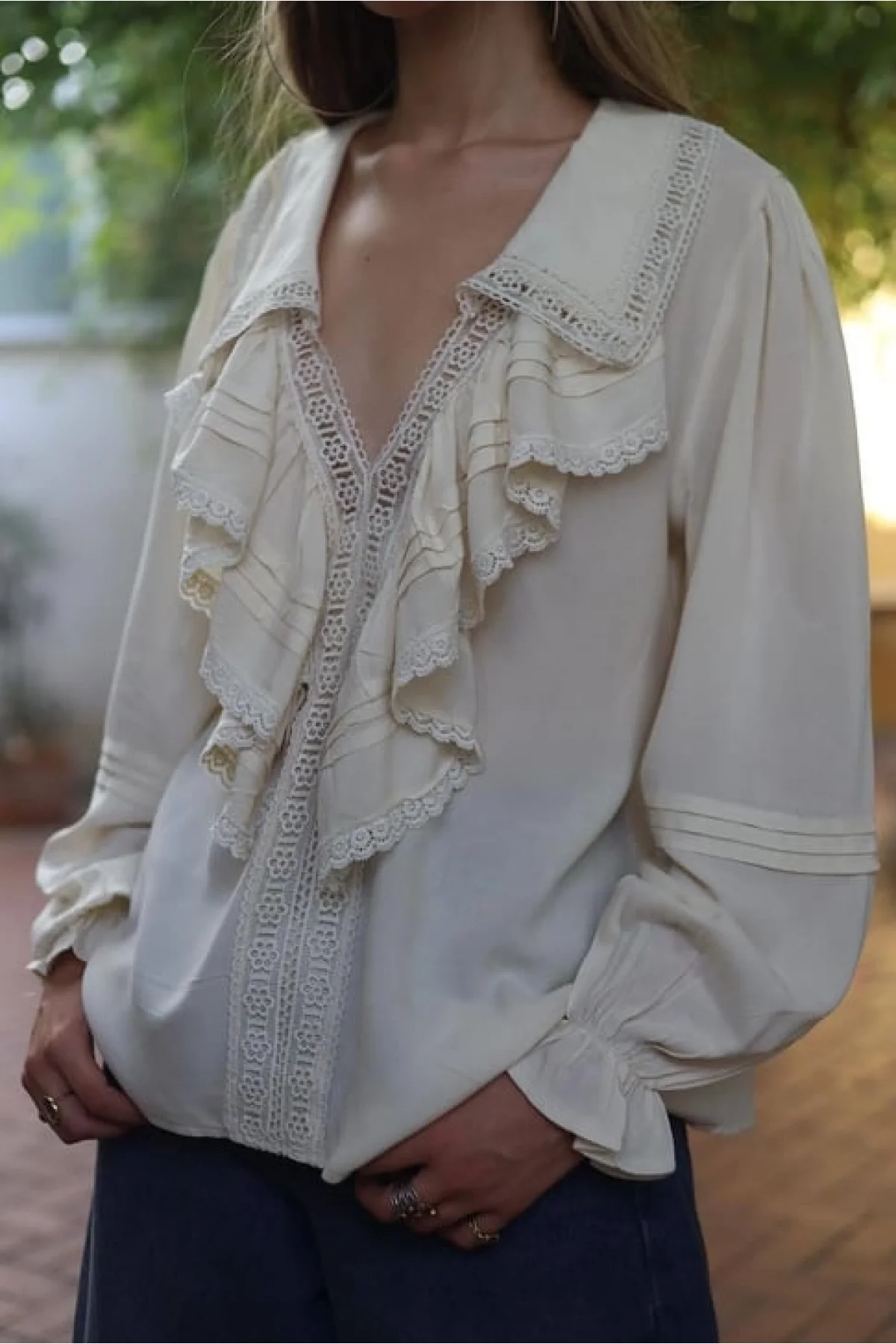 Kadın Ekru V Yaka Fırfırlı Dantel Güpür Detaylı Balon Kol Vintage Romantik Bluz