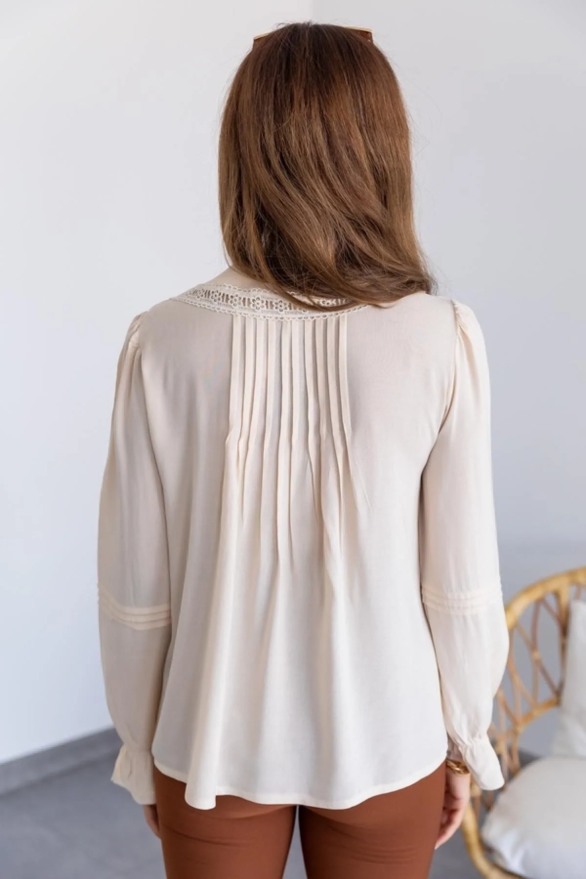 Kadın Ekru V Yaka Fırfırlı Dantel Güpür Detaylı Balon Kol Vintage Romantik Bluz