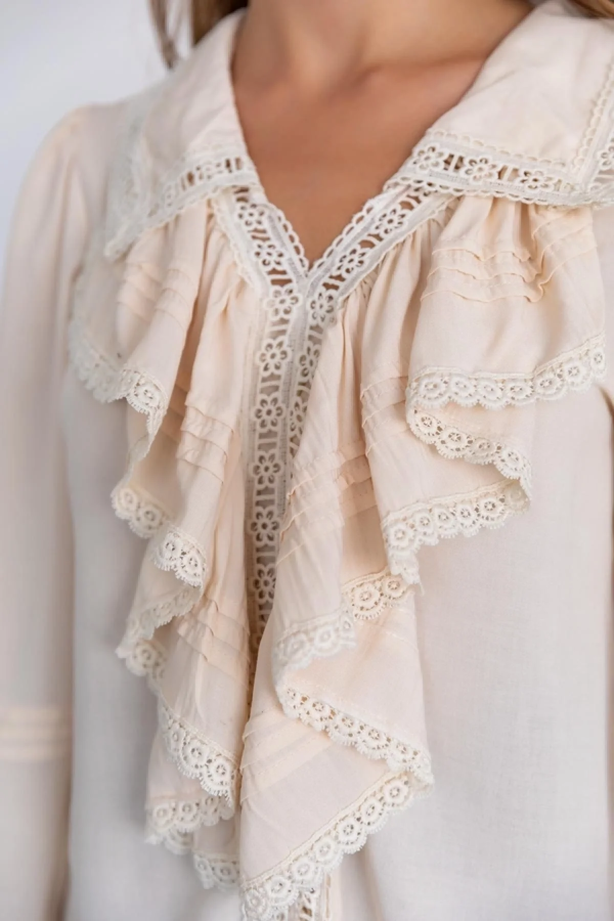 Kadın Ekru V Yaka Fırfırlı Dantel Güpür Detaylı Balon Kol Vintage Romantik Bluz