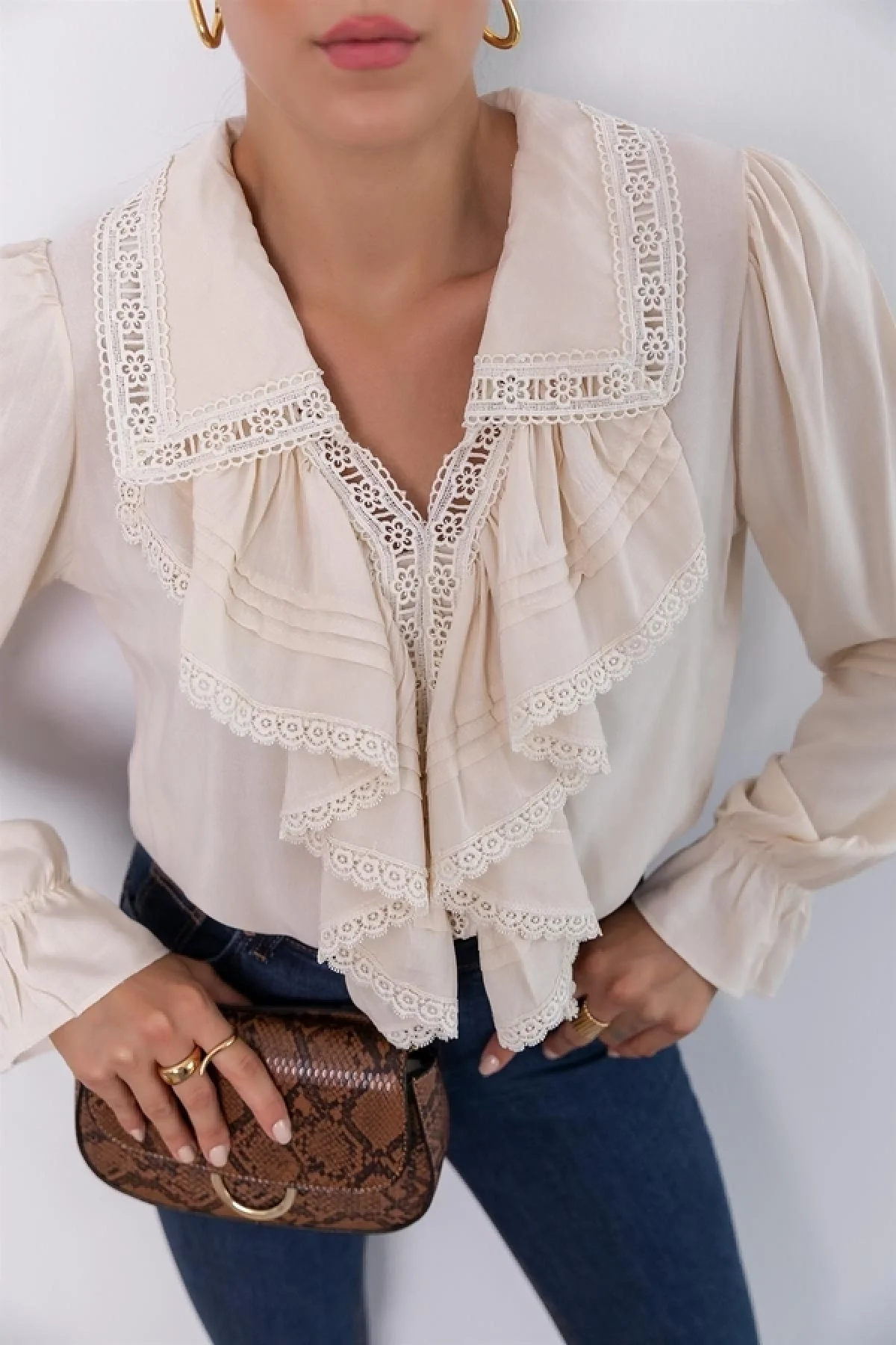 Kadın Ekru V Yaka Fırfırlı Dantel Güpür Detaylı Balon Kol Vintage Romantik Bluz