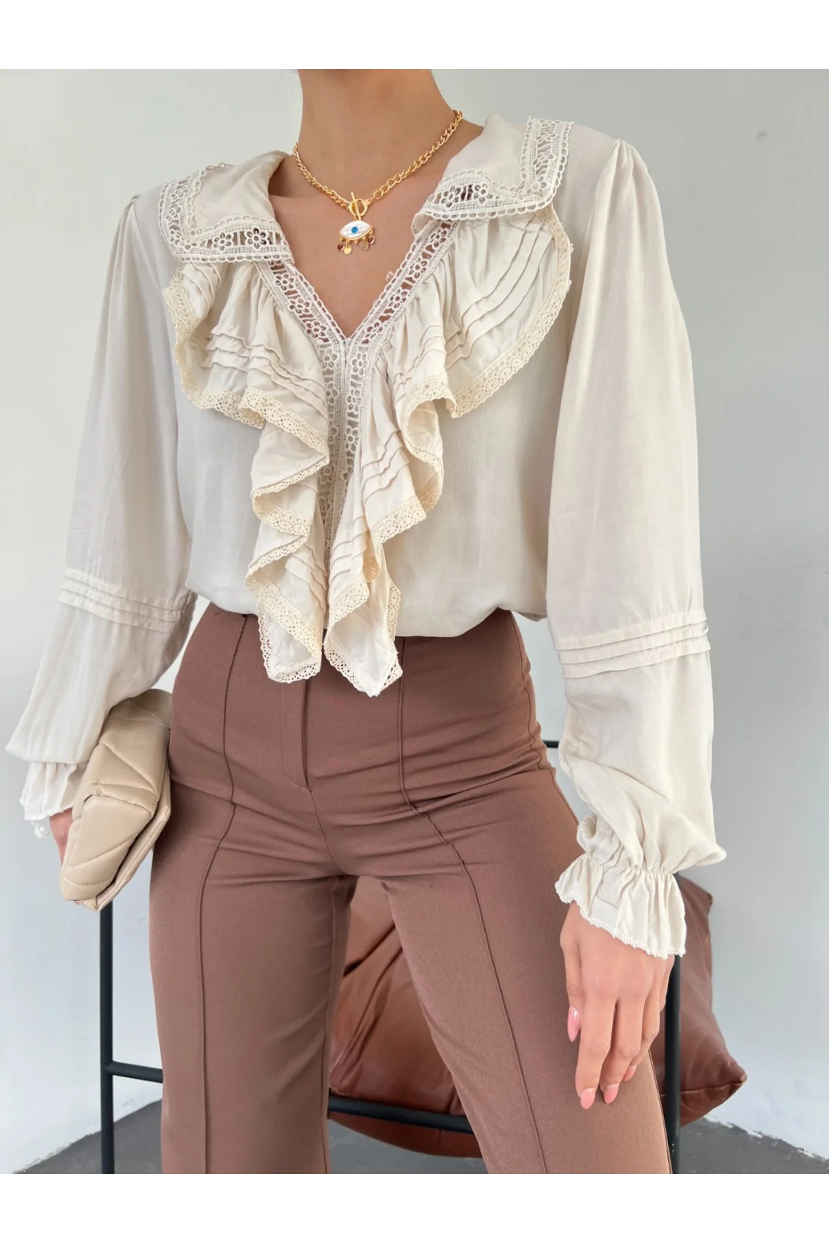 Kadın Ekru V Yaka Fırfırlı Dantel Güpür Detaylı Balon Kol Vintage Romantik Bluz