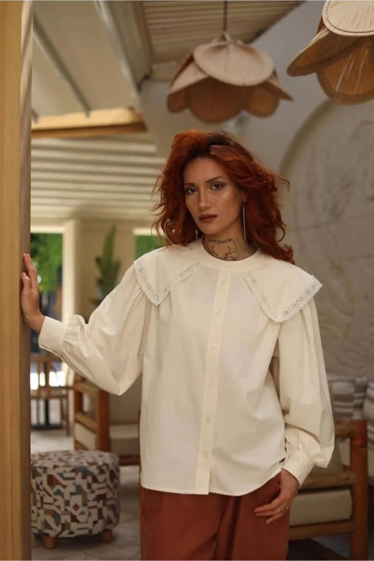 Kadın Ekru Geniş Dantel Yakalı Balon Kol Düğmeli Pamuklu Vintage Gömlek