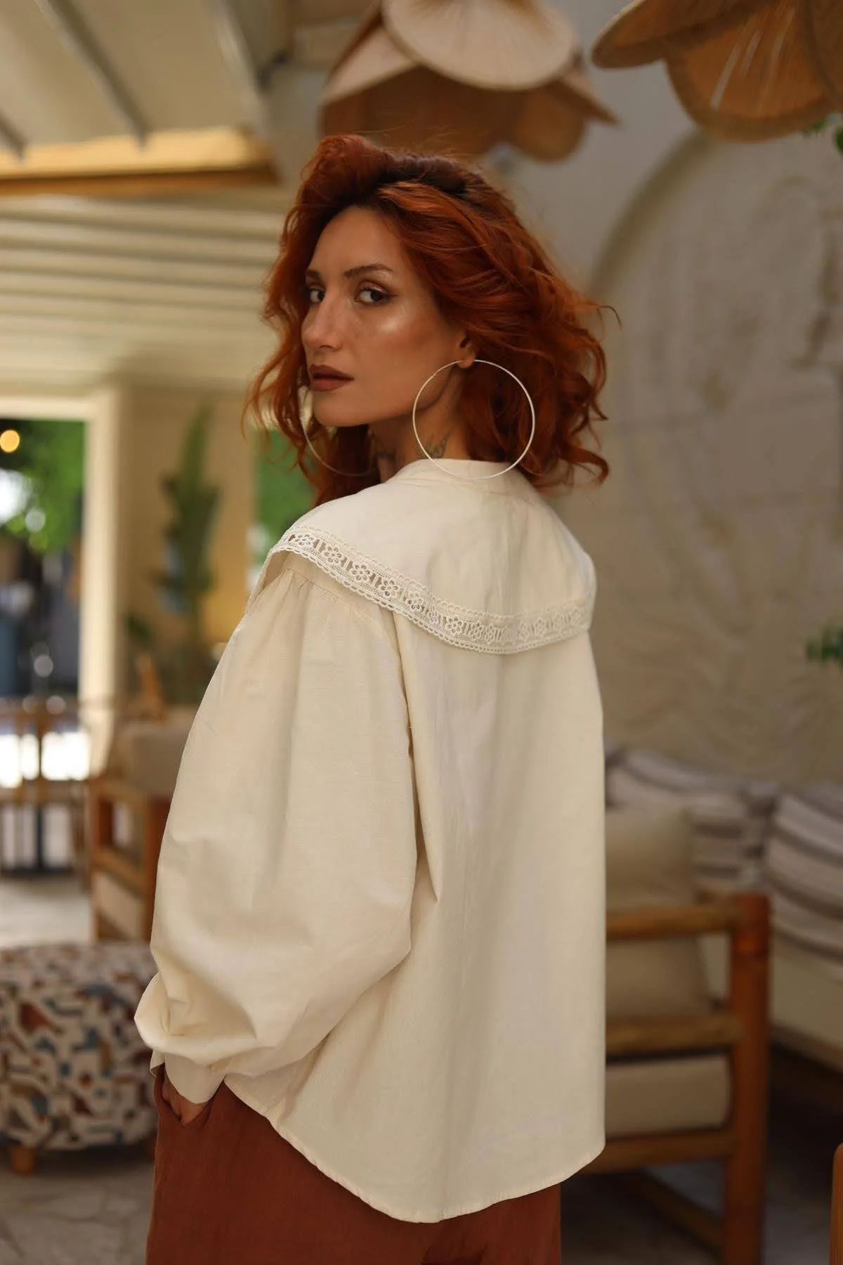 Kadın Ekru Geniş Dantel Yakalı Balon Kol Düğmeli Pamuklu Vintage Gömlek