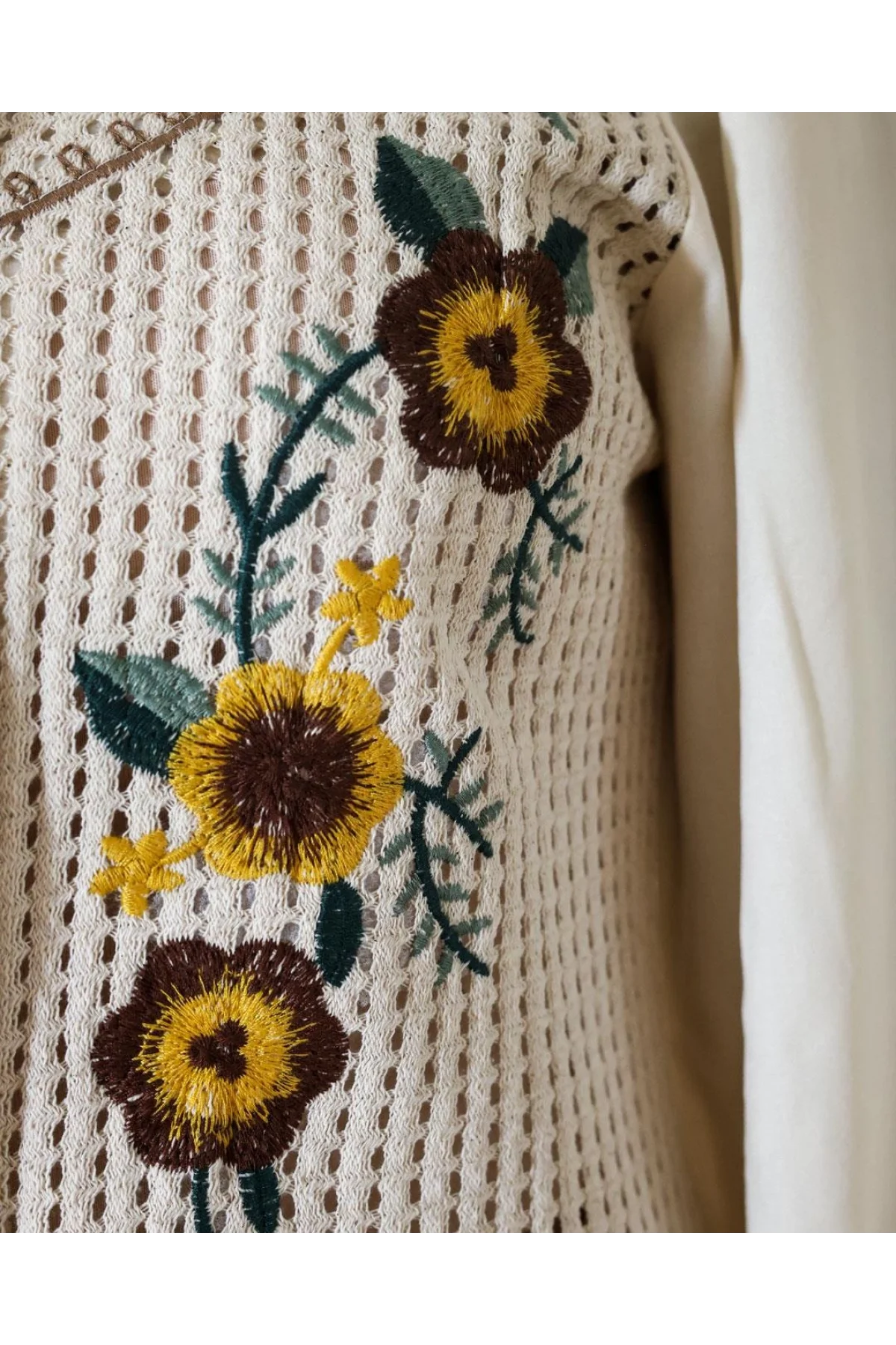 Kadın Ekru Çiçek Nakışlı Ajurlu Örgü Gövdeli Balon Kol Düğmeli Bohem Bluz