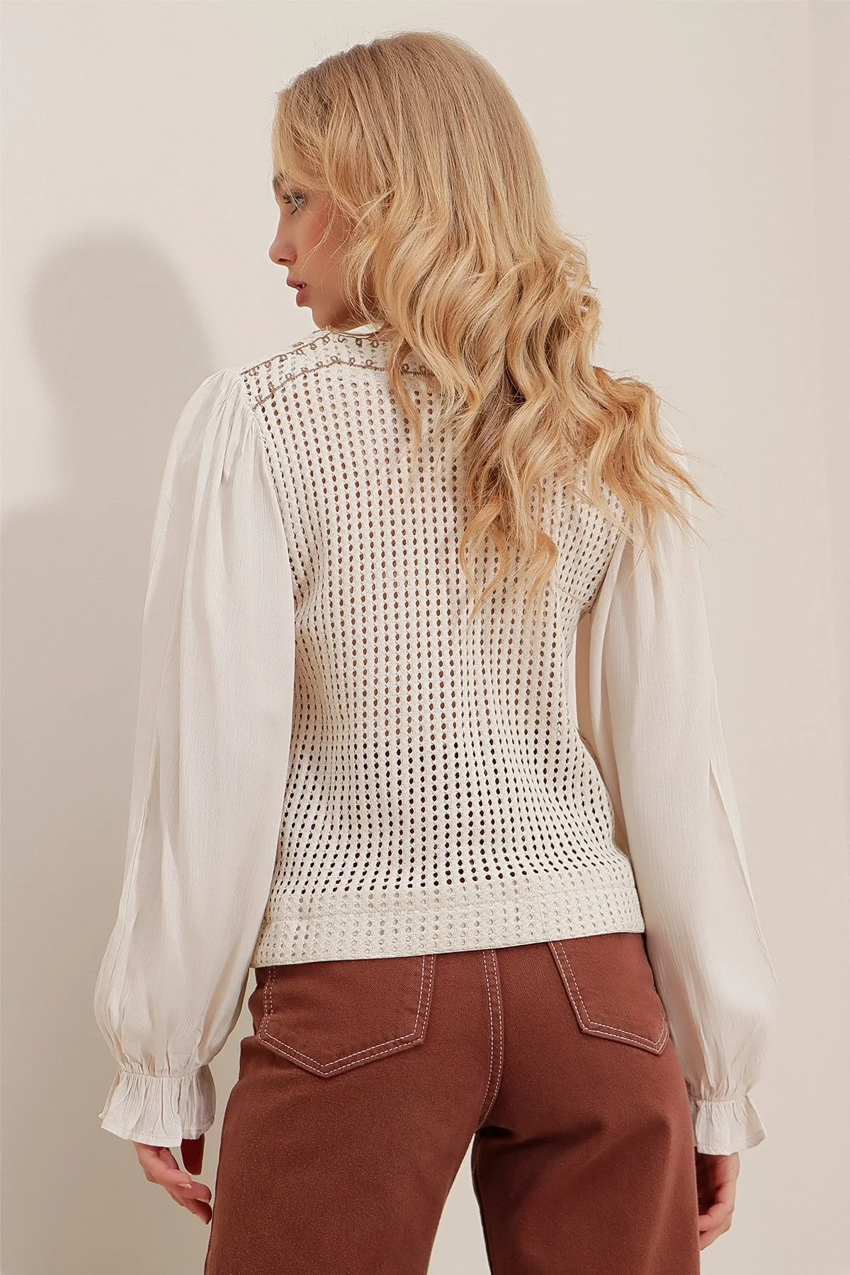 Kadın Ekru Çiçek Nakışlı Ajurlu Örgü Gövdeli Balon Kol Düğmeli Bohem Bluz