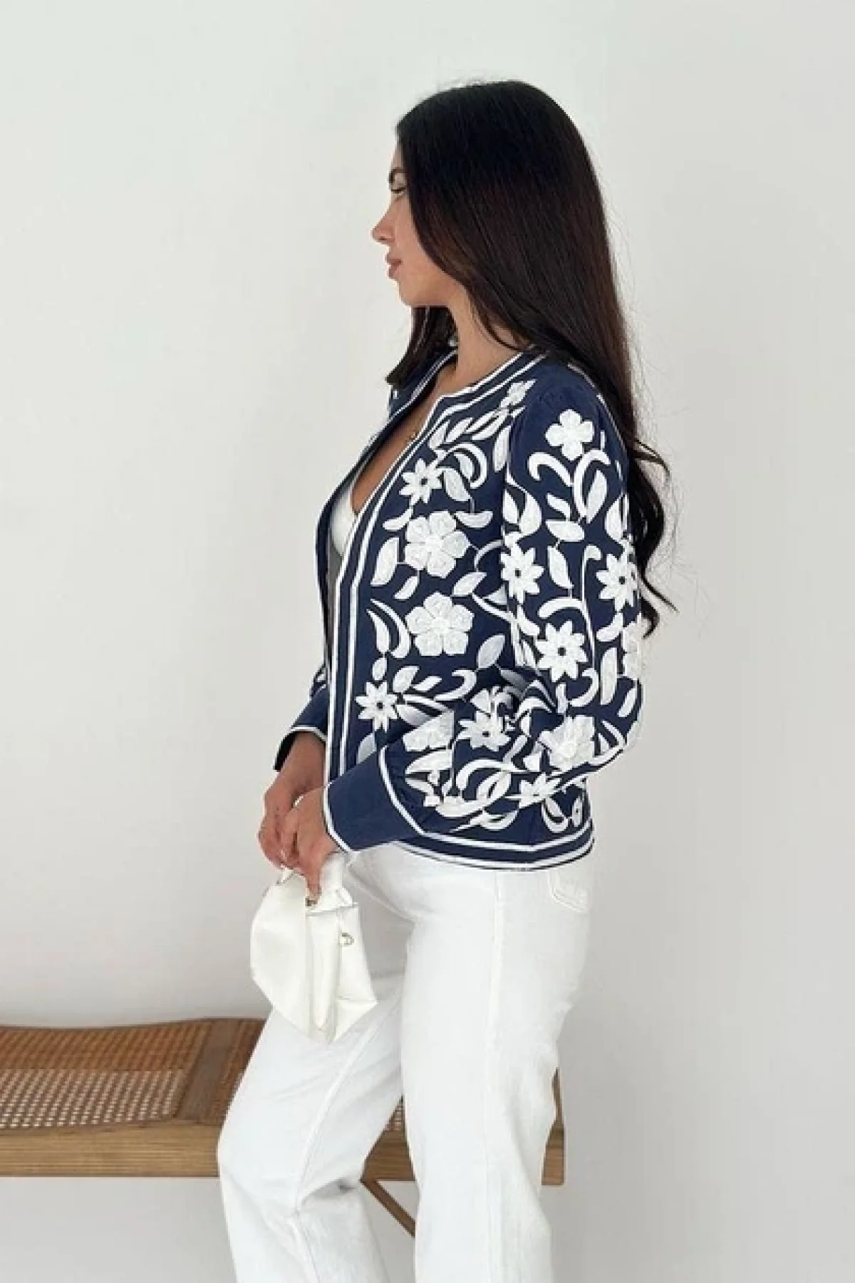 Kadın Lacivert Beyaz Çiçek Nakış İşlemeli Biyeli Keten Mevsimlik Ceket