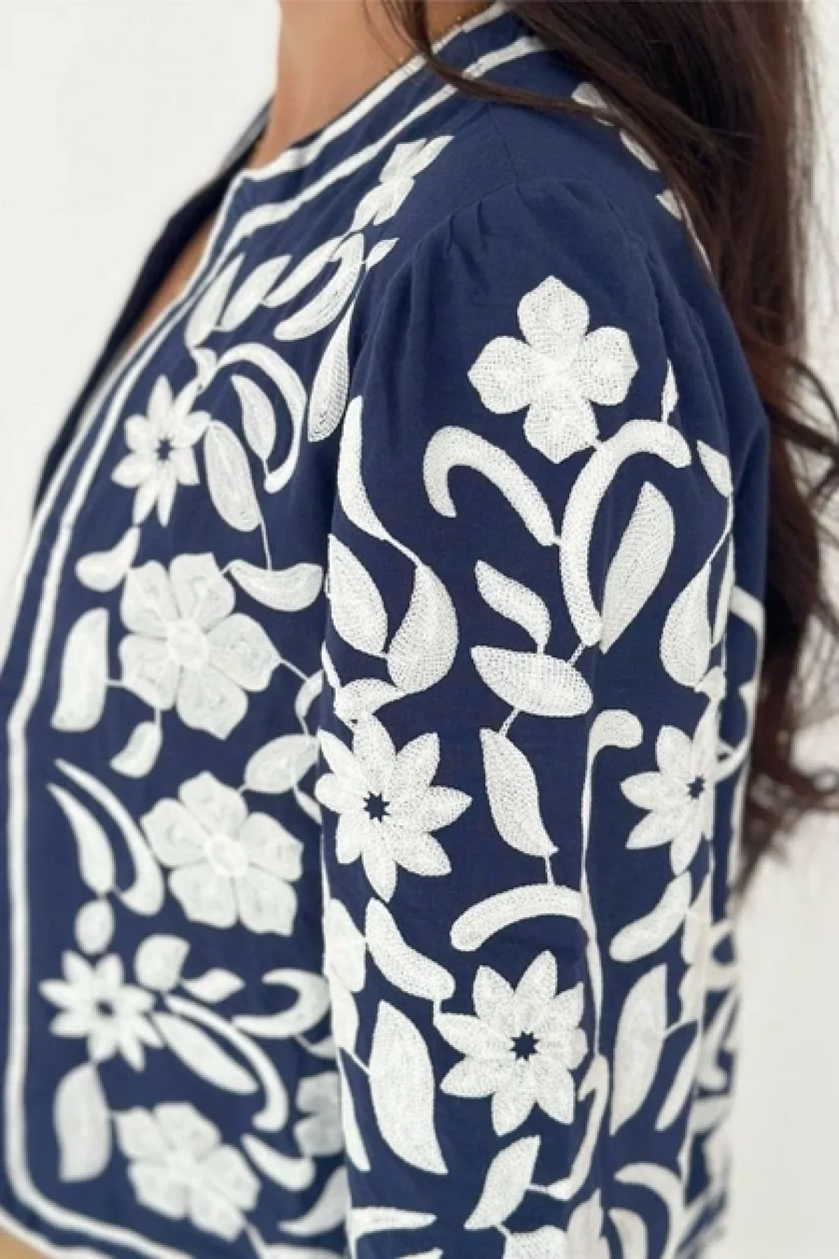 Kadın Lacivert Beyaz Çiçek Nakış İşlemeli Biyeli Keten Mevsimlik Ceket