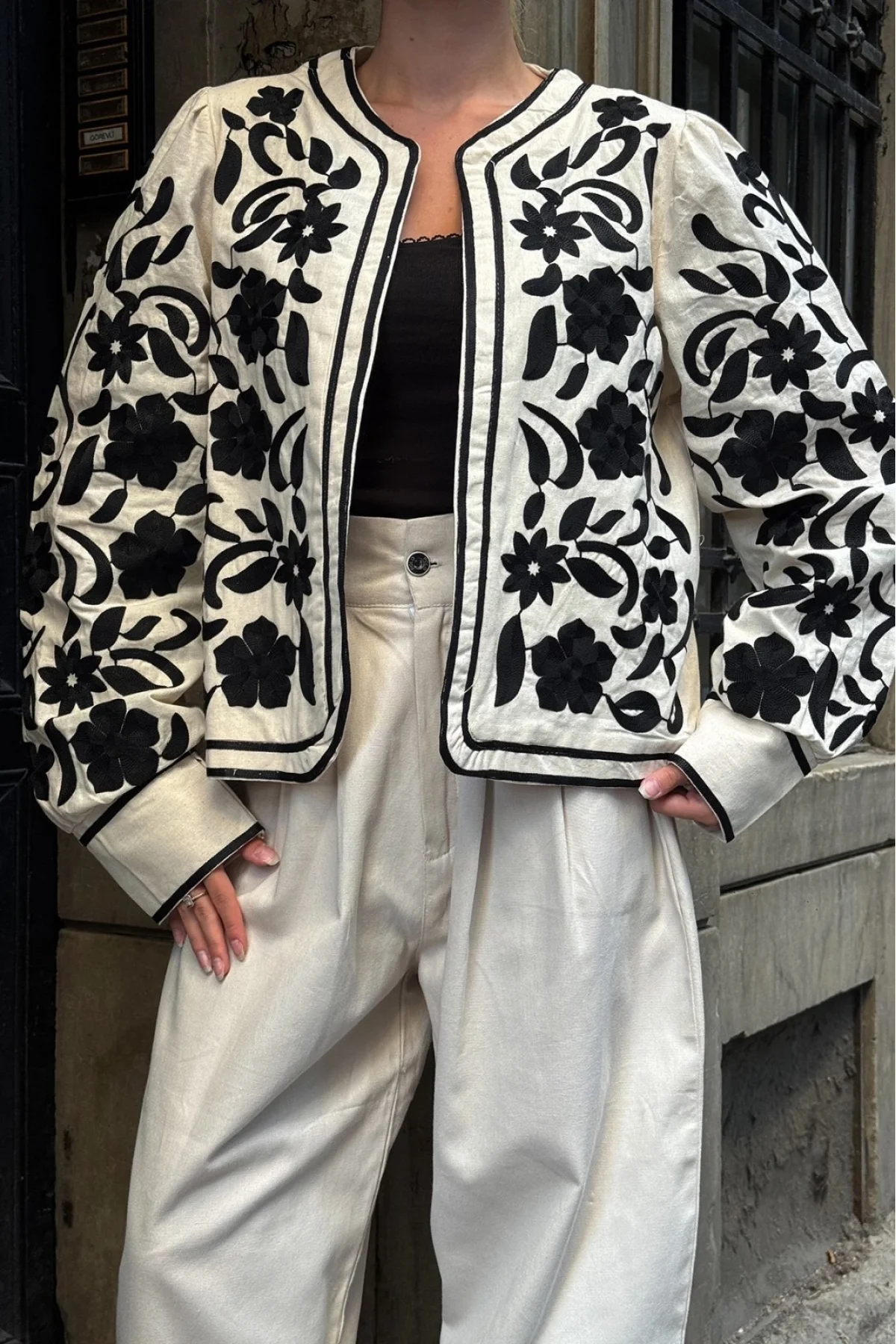 Kadın Ekru Siyah Çiçek Nakış İşlemeli Biyeli Keten Mevsimlik Ceket