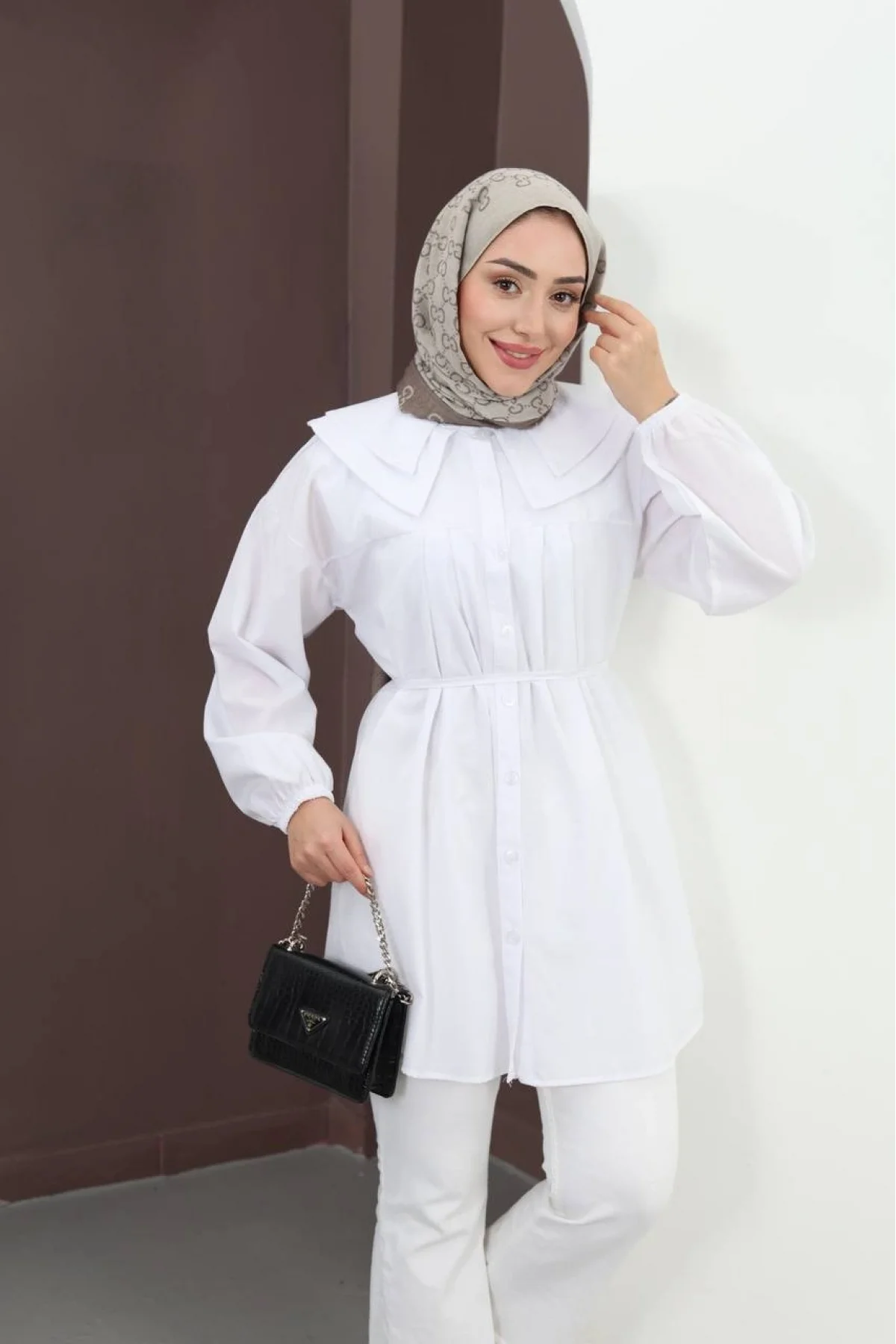 Kadın Beyaz Geniş Çift Yakalı Pileli Kuşaklı Dokuma Kumaş Uzun Tunik Gömlek