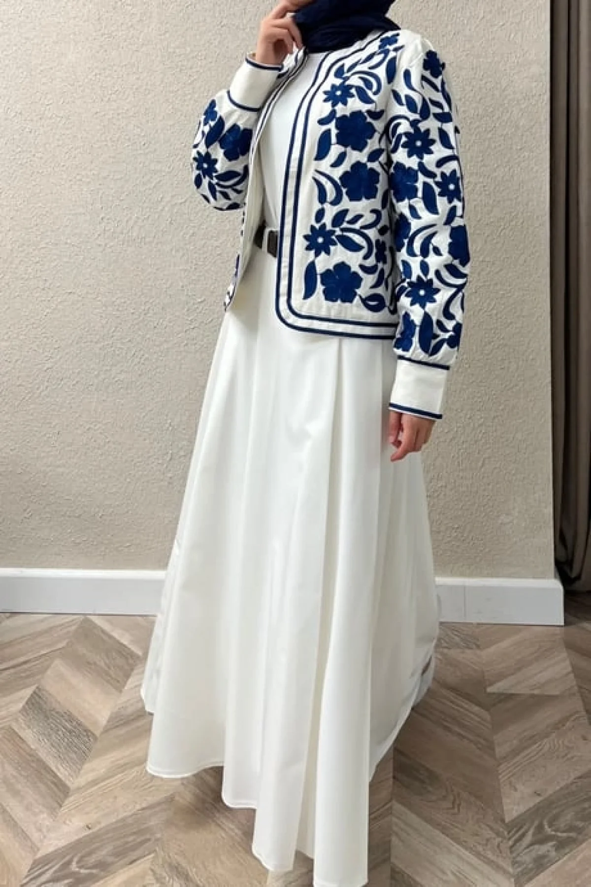 Kadın Ekru Lacivert Çiçek Nakış İşlemeli Biyeli Keten Mevsimlik Ceket