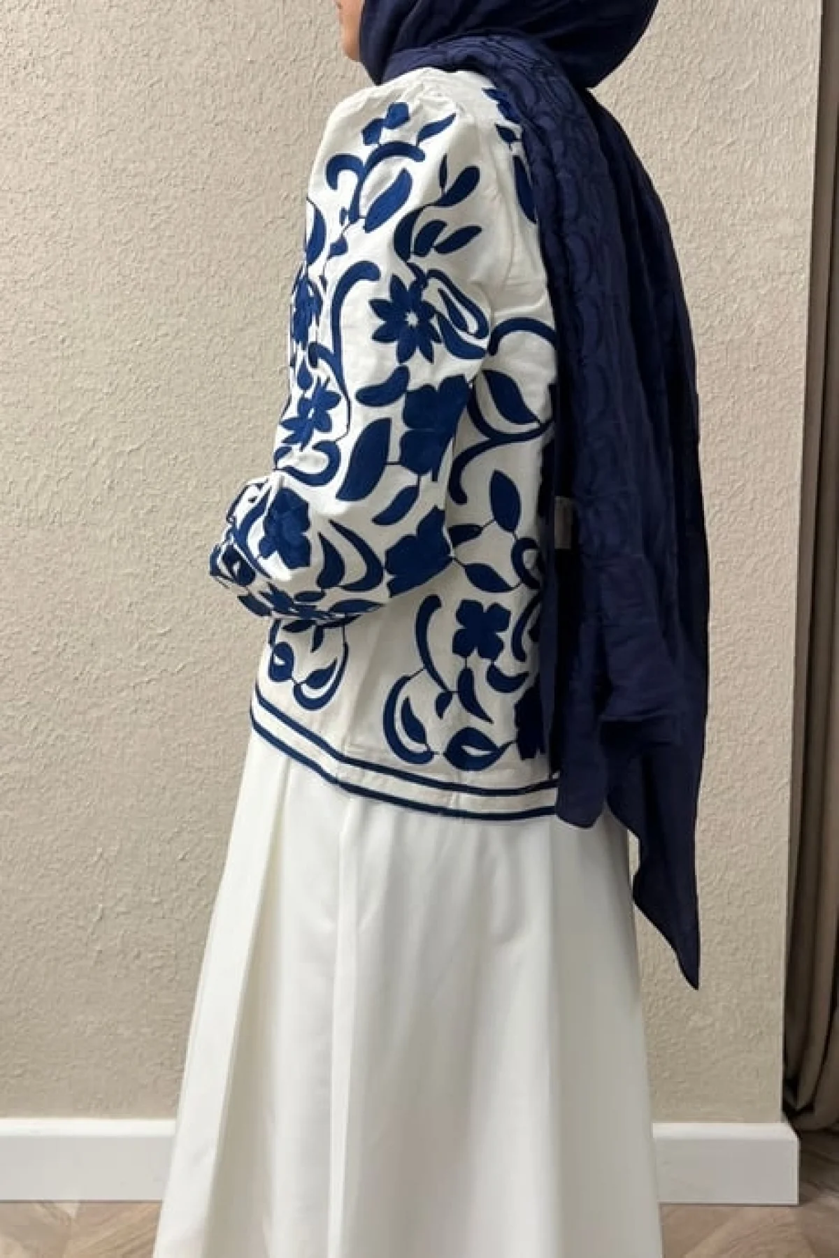 Kadın Ekru Lacivert Çiçek Nakış İşlemeli Biyeli Keten Mevsimlik Ceket