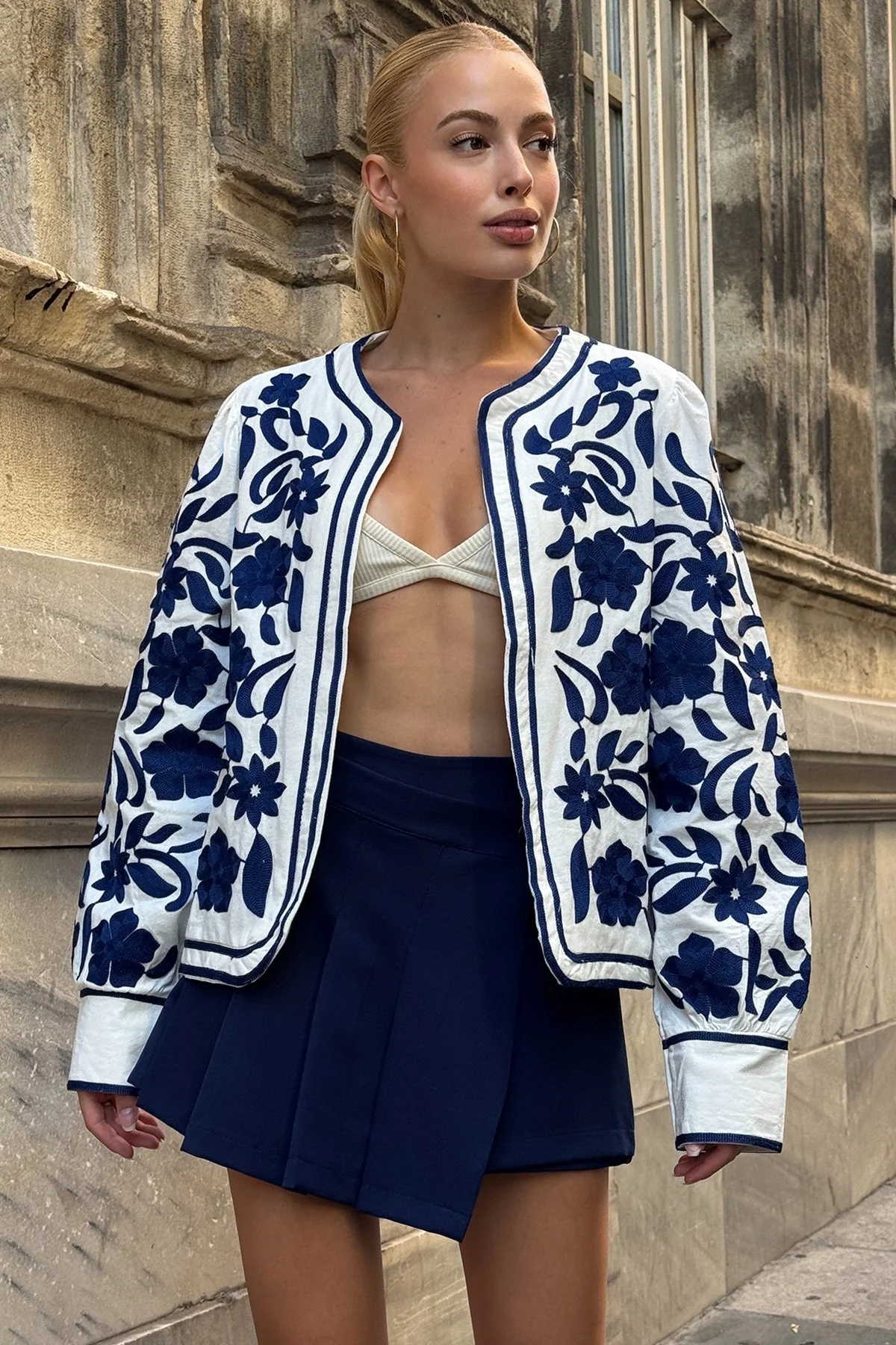 Kadın Ekru Lacivert Çiçek Nakış İşlemeli Biyeli Keten Mevsimlik Ceket