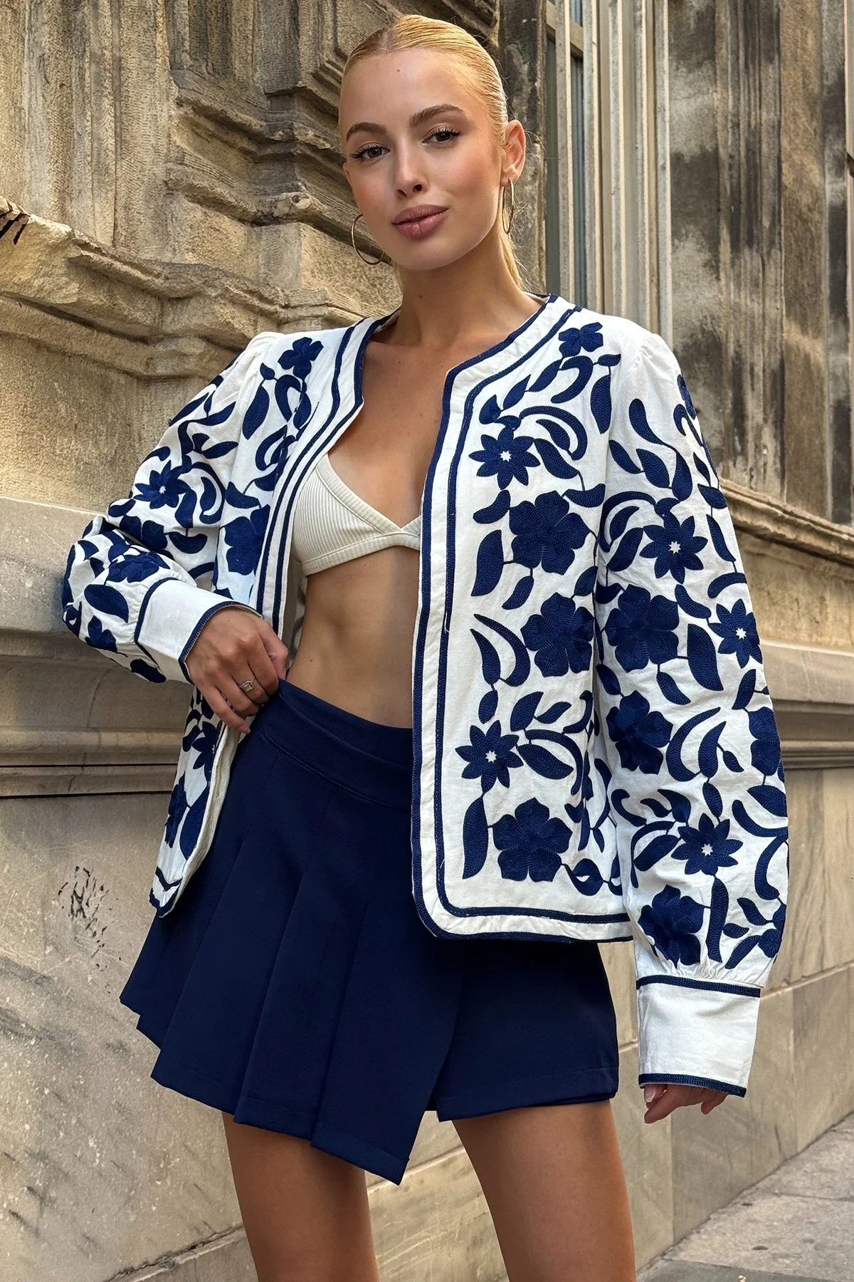 Kadın Ekru Lacivert Çiçek Nakış İşlemeli Biyeli Keten Mevsimlik Ceket