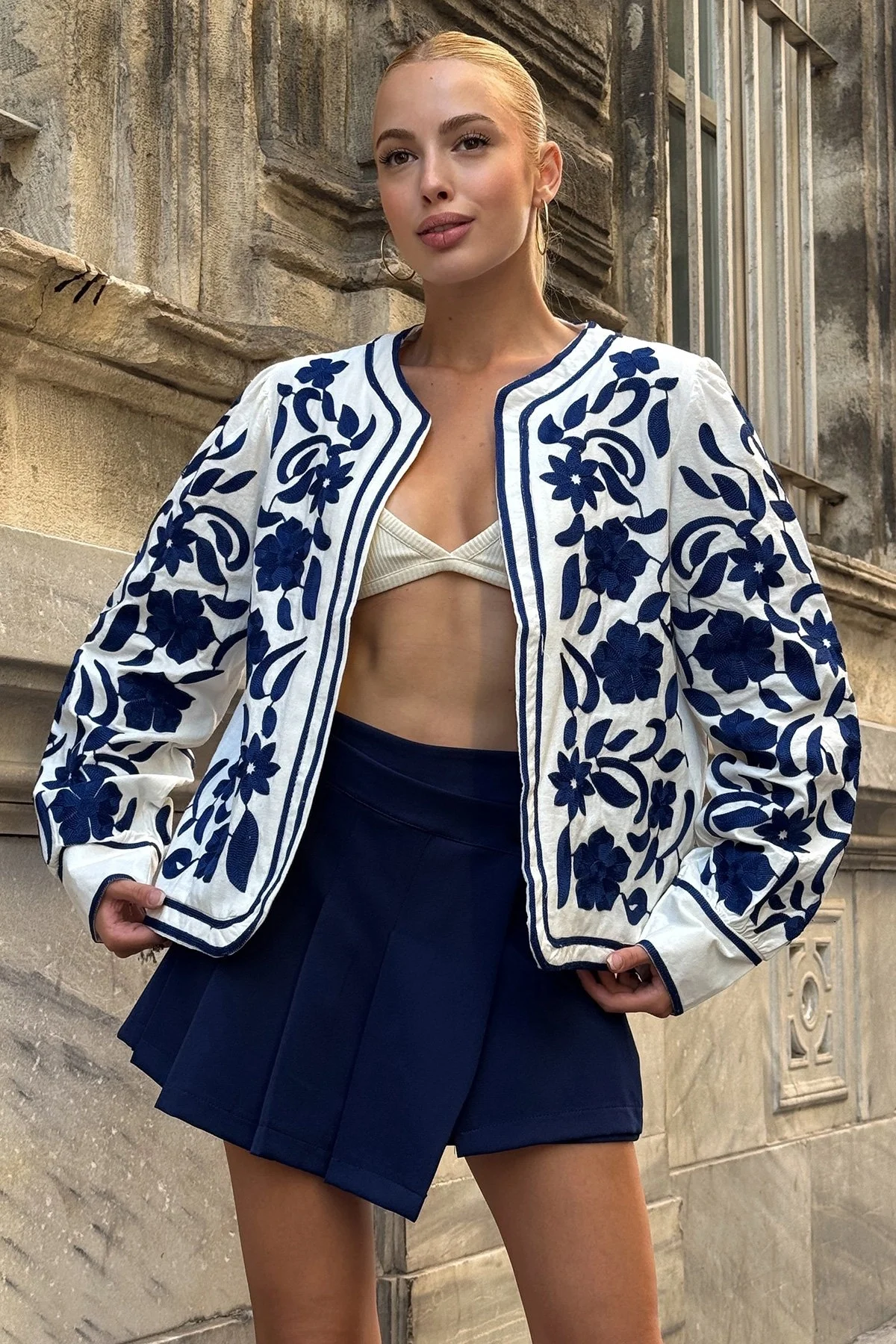 Kadın Ekru Lacivert Çiçek Nakış İşlemeli Biyeli Keten Mevsimlik Ceket