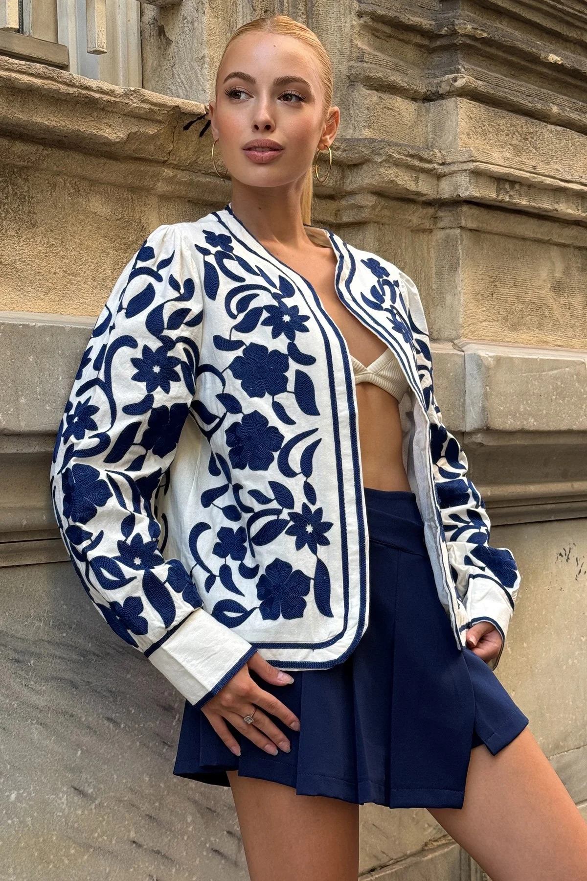 Kadın Ekru Lacivert Çiçek Nakış İşlemeli Biyeli Keten Mevsimlik Ceket