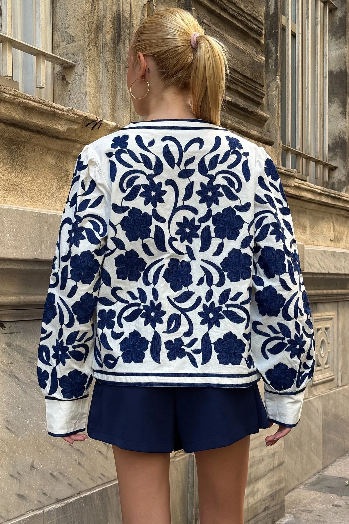 Kadın Ekru Lacivert Çiçek Nakış İşlemeli Biyeli Keten Mevsimlik Ceket