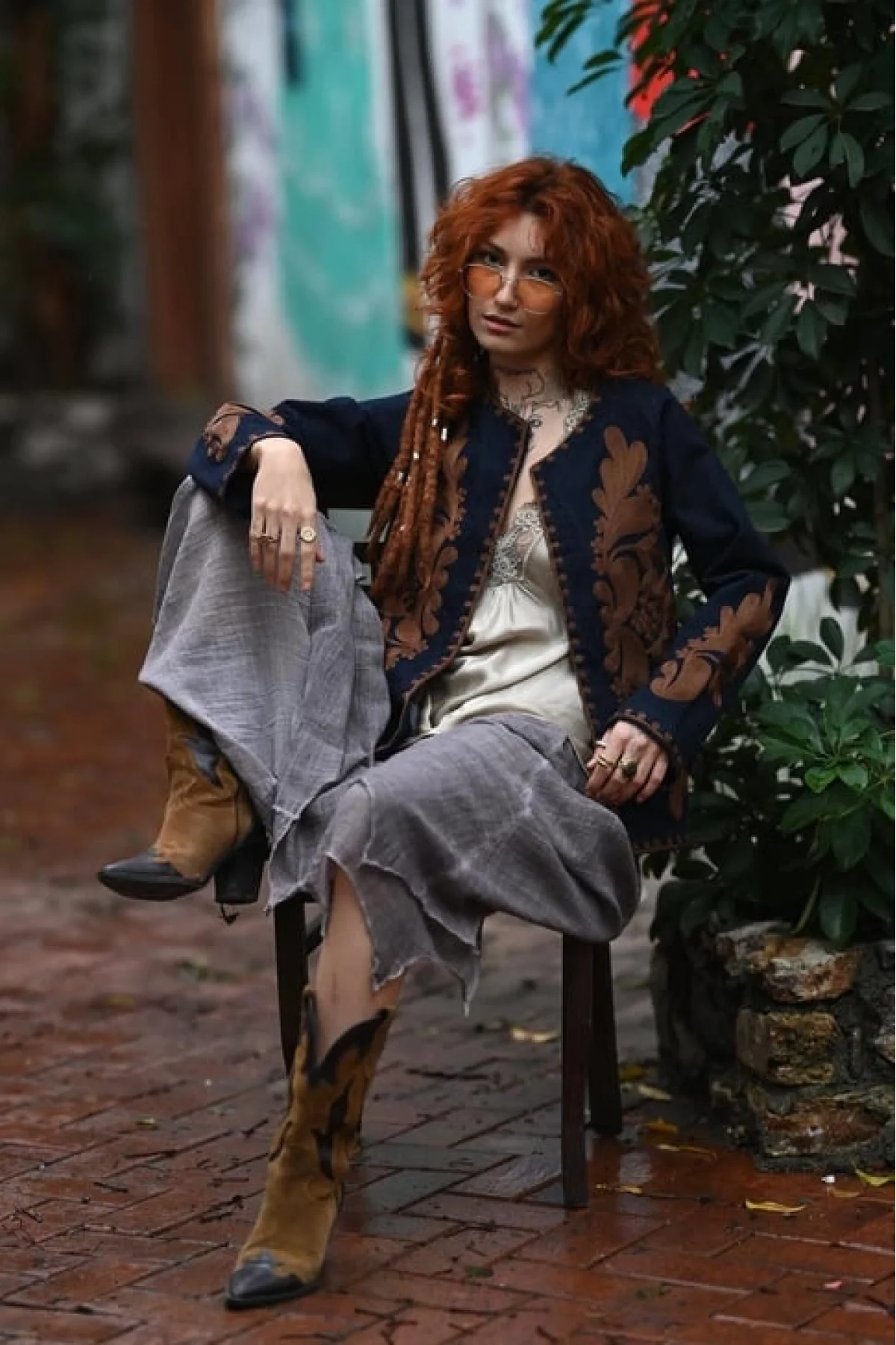 Kadın Lacivert Kahverengi Nakış İşlemeli Yakasız Mevsimlik Denim Kot Ceket