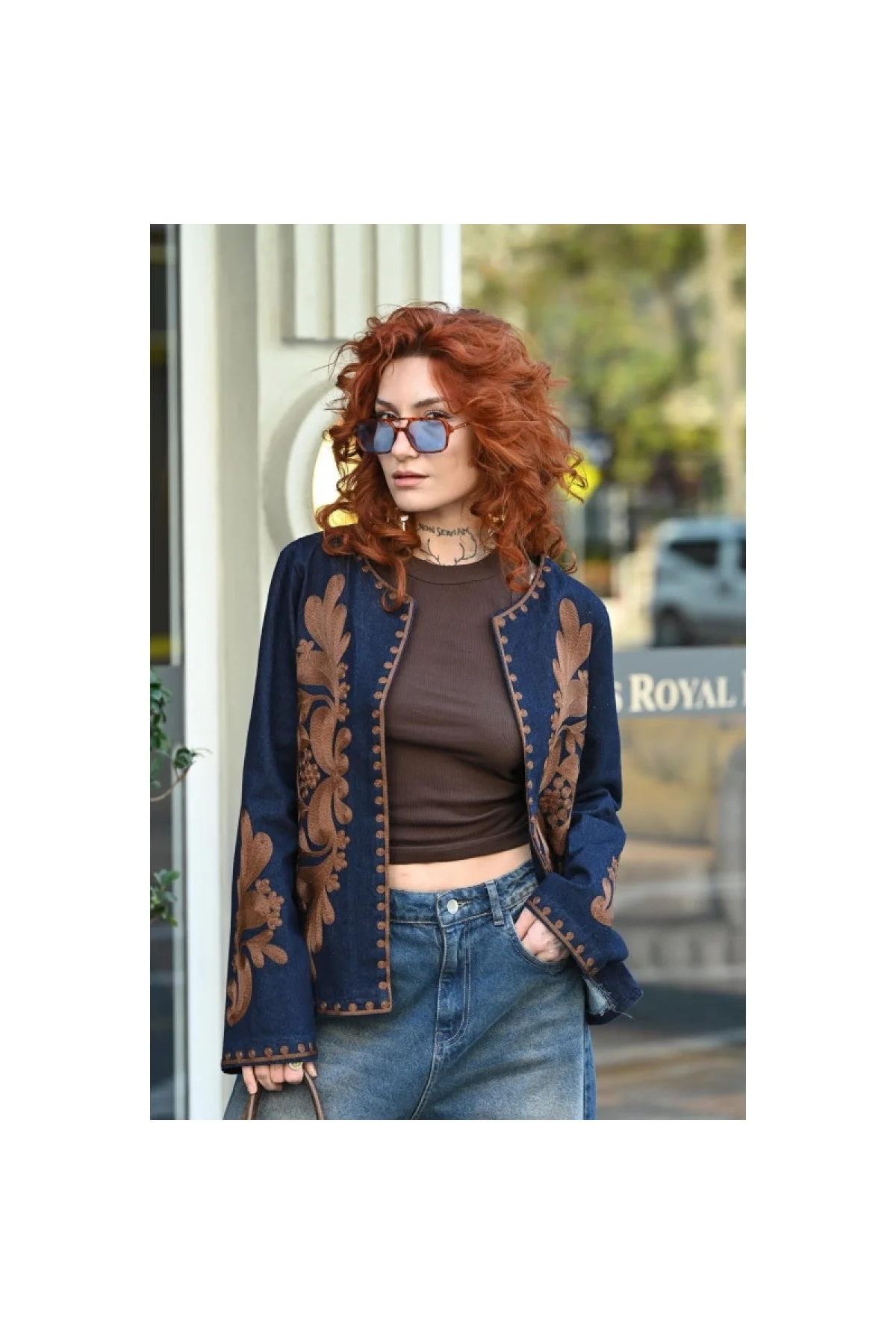 Kadın Lacivert Kahverengi Nakış İşlemeli Yakasız Mevsimlik Denim Kot Ceket