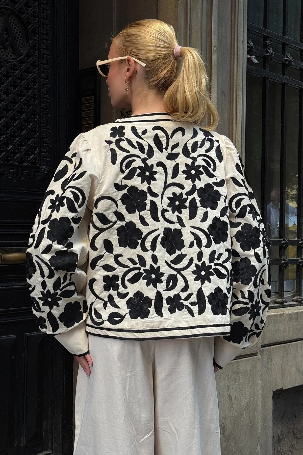 Kadın Ekru Siyah Çiçek Nakış İşlemeli Biyeli Keten Mevsimlik Ceket