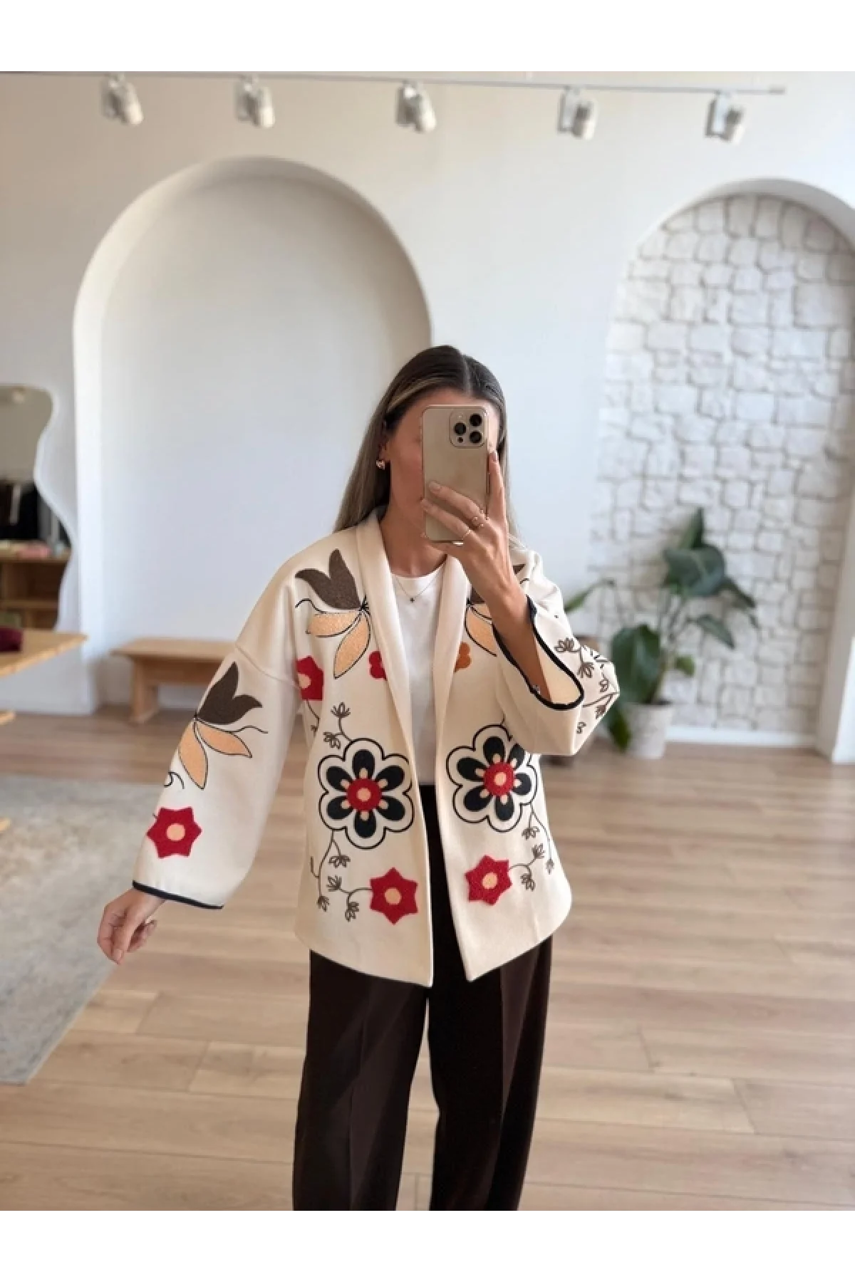 Kadın Bej Renkli Çiçek Nakışlı Biyeli Kimono Kol Kaşe Kumaş Kısa Kaban Ceket