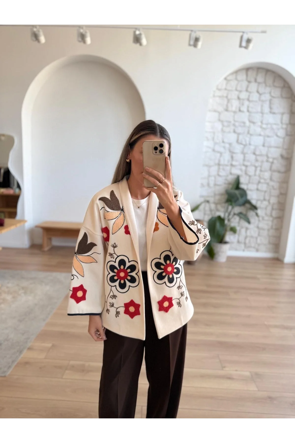 Kadın Bej Renkli Çiçek Nakışlı Biyeli Kimono Kol Kaşe Kumaş Kısa Kaban Ceket