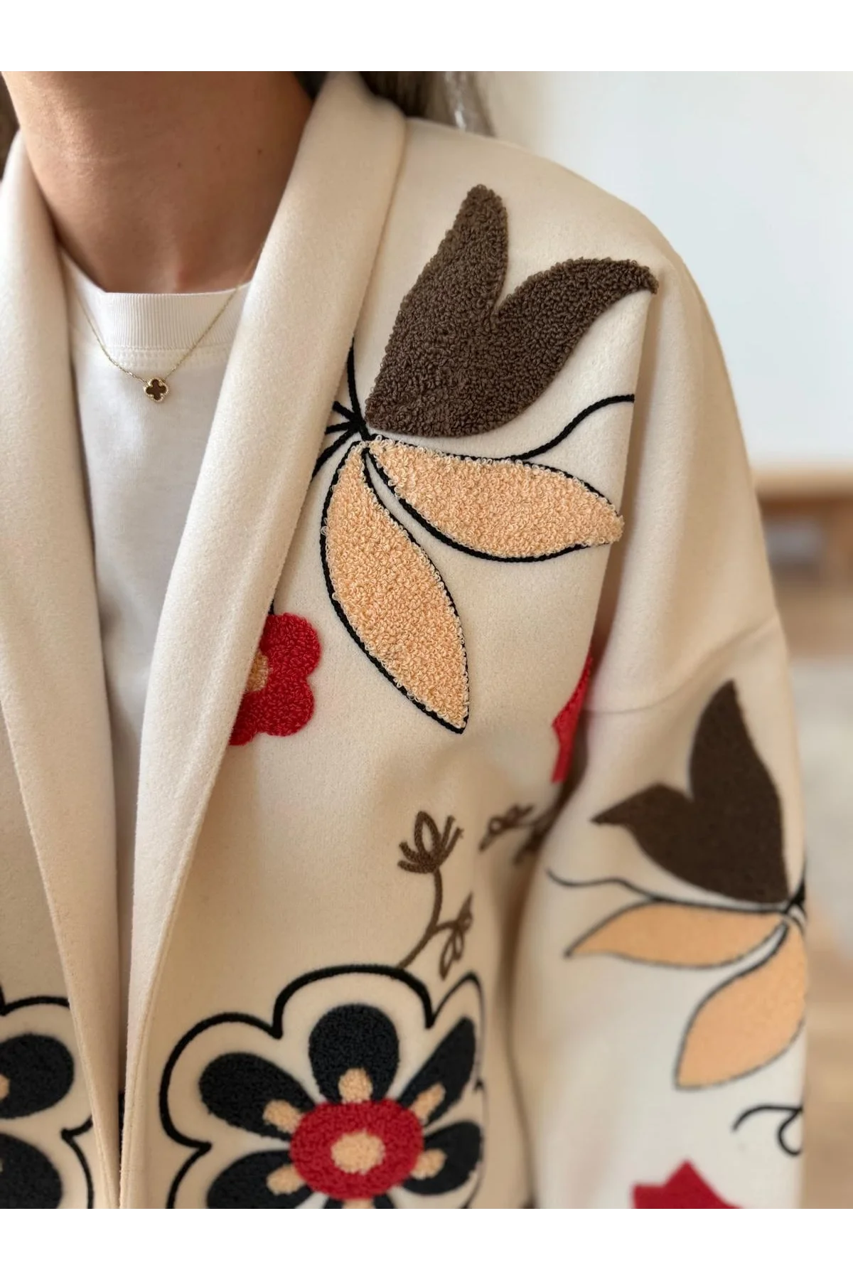 Kadın Bej Renkli Çiçek Nakışlı Biyeli Kimono Kol Kaşe Kumaş Kısa Kaban Ceket