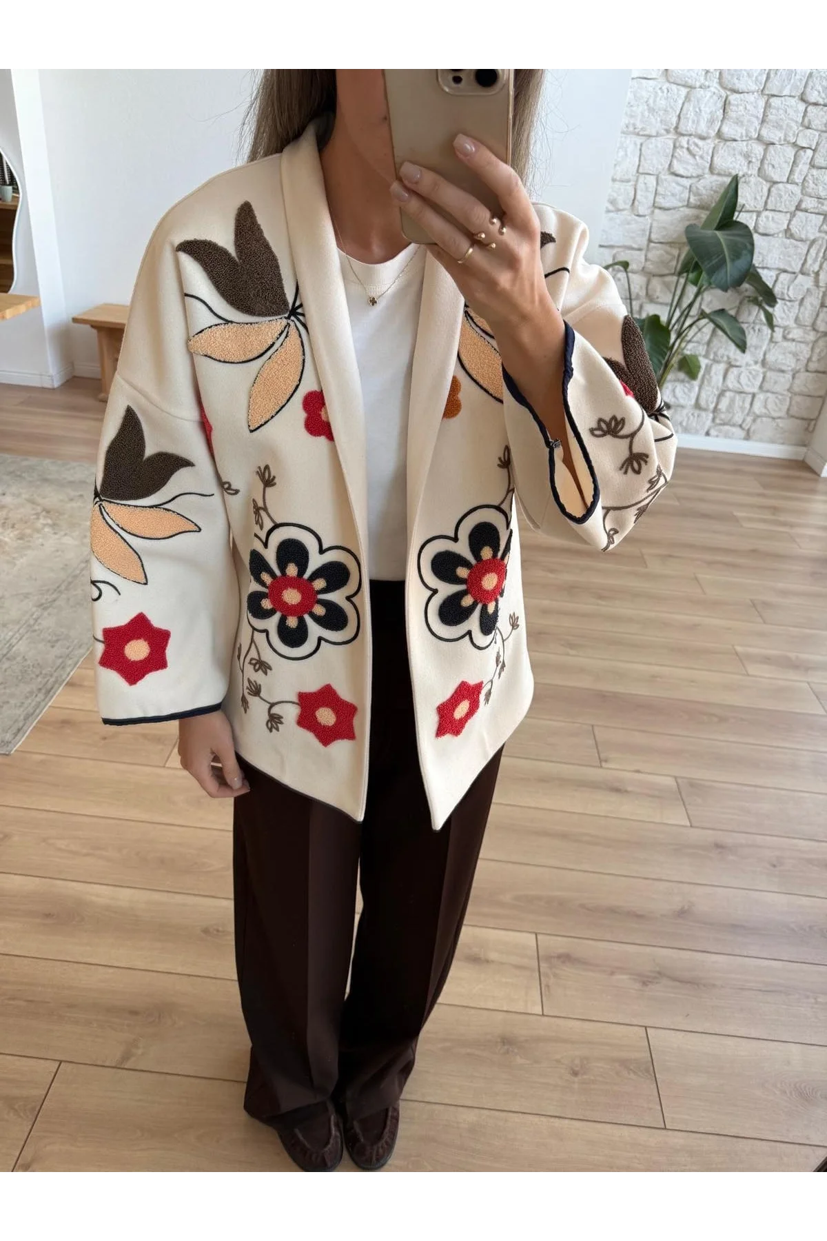 Kadın Bej Renkli Çiçek Nakışlı Biyeli Kimono Kol Kaşe Kumaş Kısa Kaban Ceket