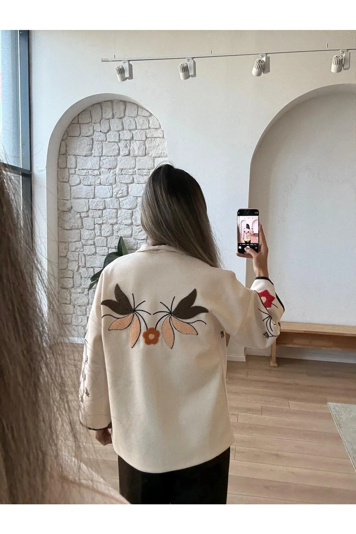 Kadın Bej Renkli Çiçek Nakışlı Biyeli Kimono Kol Kaşe Kumaş Kısa Kaban Ceket