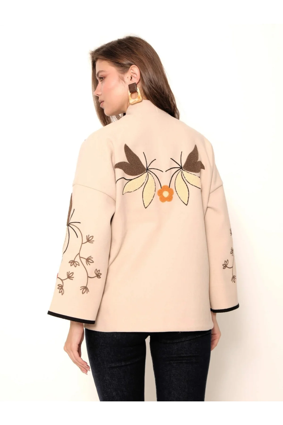 Kadın Bej Renkli Çiçek Nakışlı Biyeli Kimono Kol Kaşe Kumaş Kısa Kaban Ceket