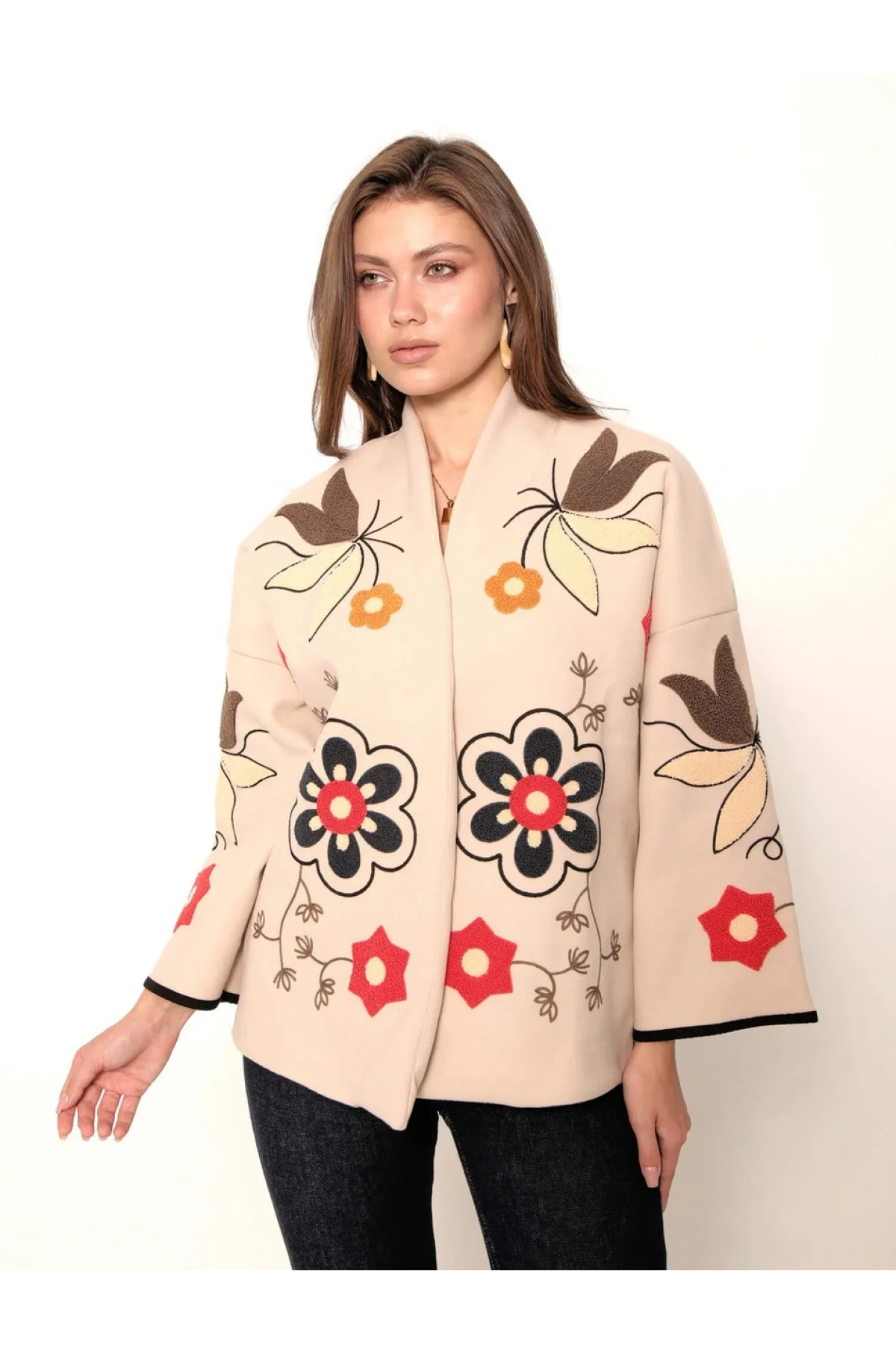 Kadın Bej Renkli Çiçek Nakışlı Biyeli Kimono Kol Kaşe Kumaş Kısa Kaban Ceket