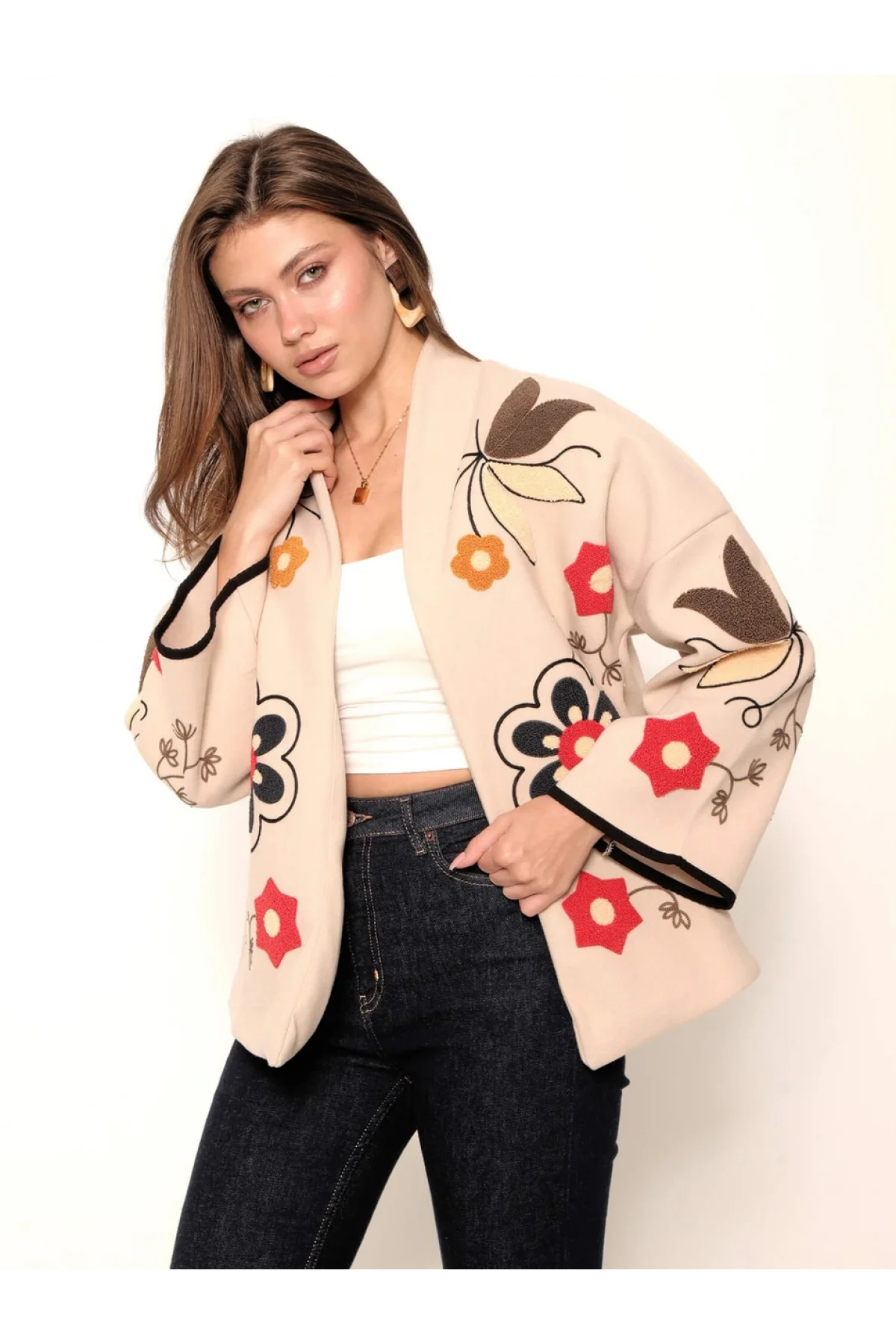 Kadın Bej Renkli Çiçek Nakışlı Biyeli Kimono Kol Kaşe Kumaş Kısa Kaban Ceket