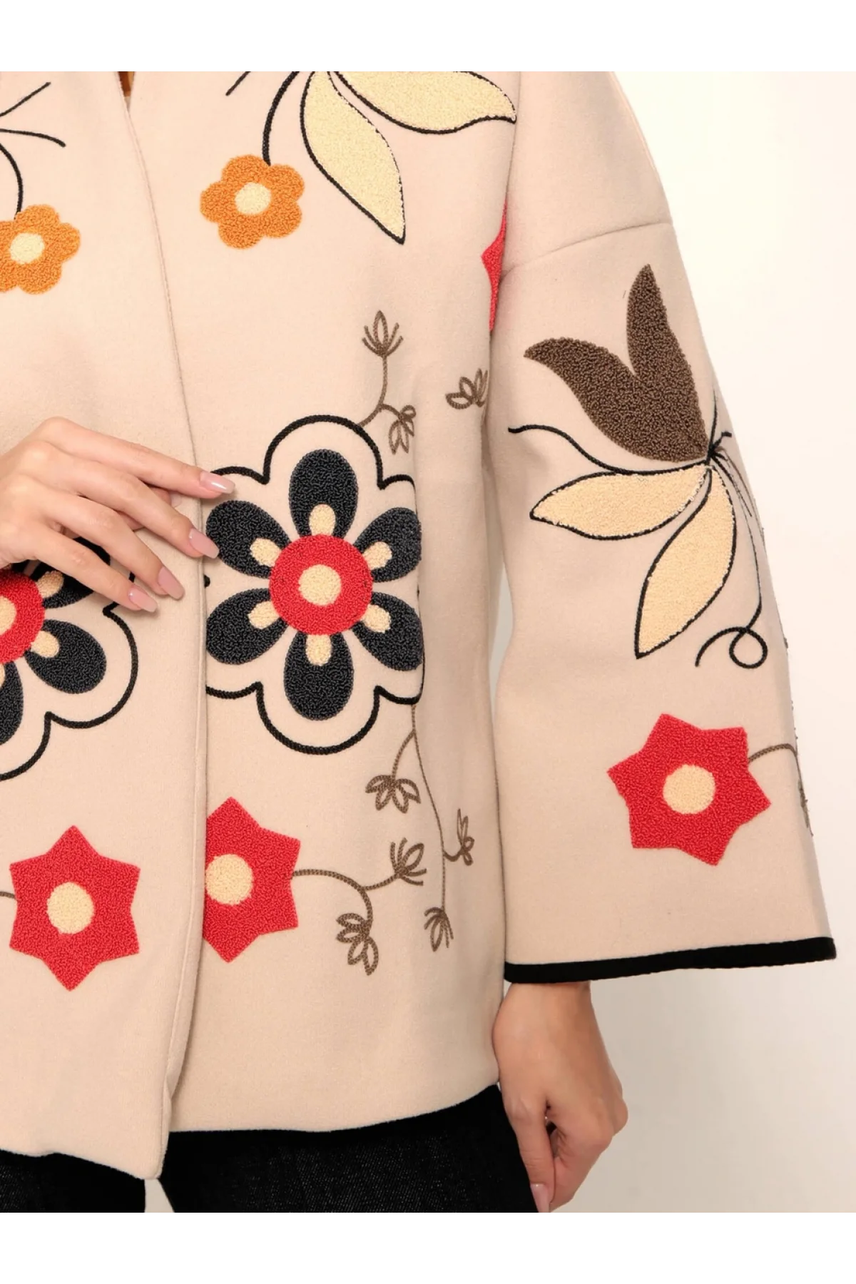 Kadın Bej Renkli Çiçek Nakışlı Biyeli Kimono Kol Kaşe Kumaş Kısa Kaban Ceket