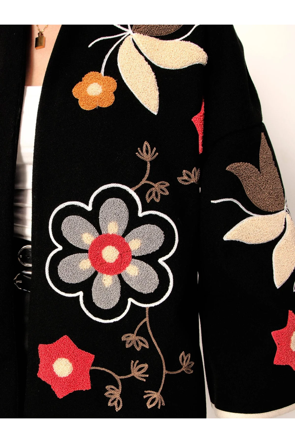 Kadın Siyah Renkli Çiçek Nakışlı Biyeli Kimono Kol Kaşe Kumaş Kısa Kaban Ceket