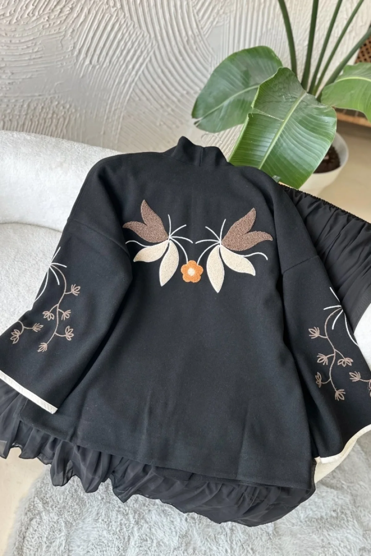 Kadın Siyah Renkli Çiçek Nakışlı Biyeli Kimono Kol Kaşe Kumaş Kısa Kaban Ceket