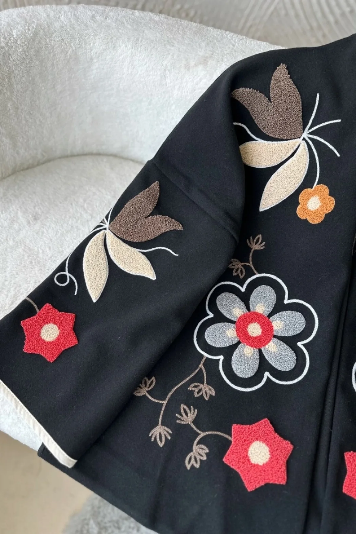 Kadın Siyah Renkli Çiçek Nakışlı Biyeli Kimono Kol Kaşe Kumaş Kısa Kaban Ceket