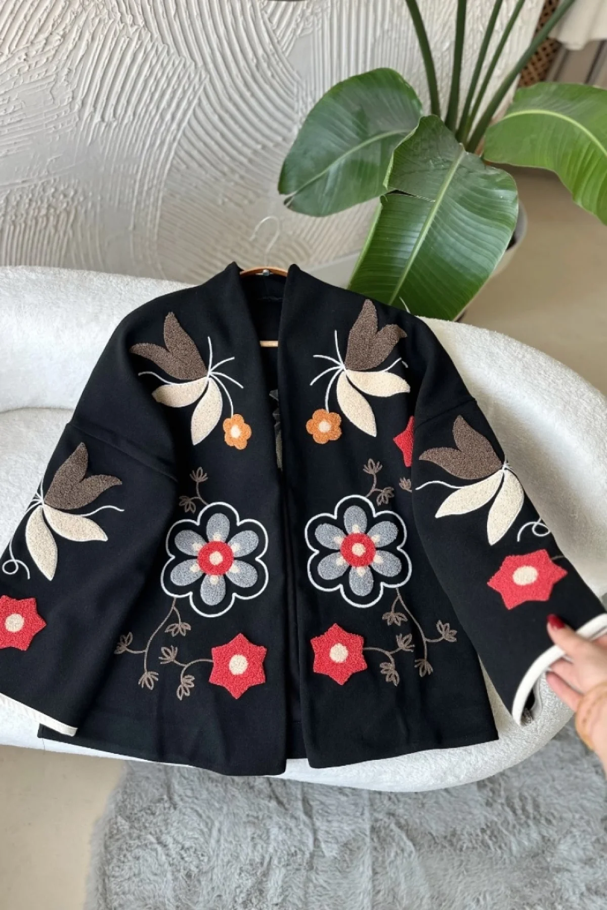 Kadın Siyah Renkli Çiçek Nakışlı Biyeli Kimono Kol Kaşe Kumaş Kısa Kaban Ceket