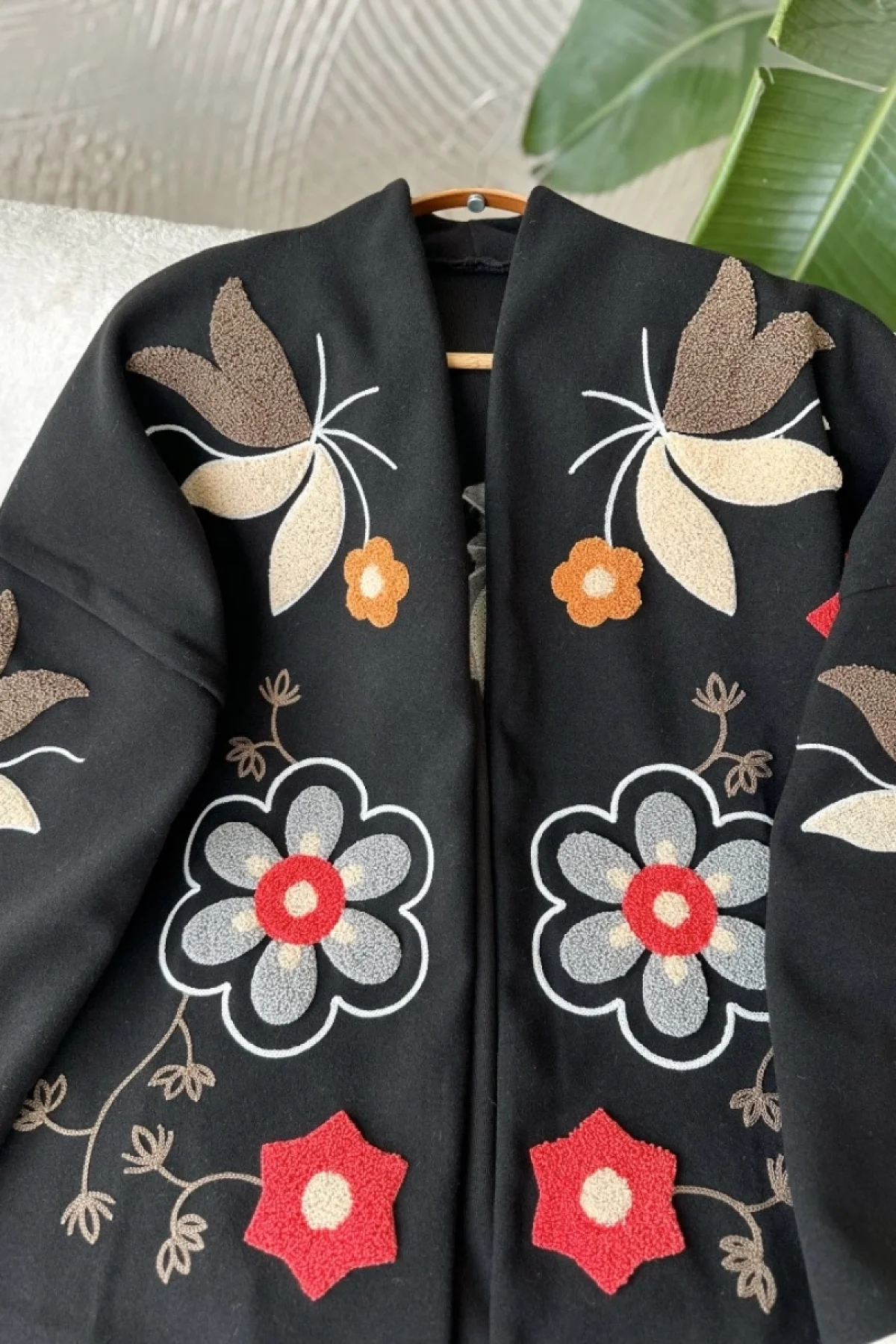 Kadın Siyah Renkli Çiçek Nakışlı Biyeli Kimono Kol Kaşe Kumaş Kısa Kaban Ceket