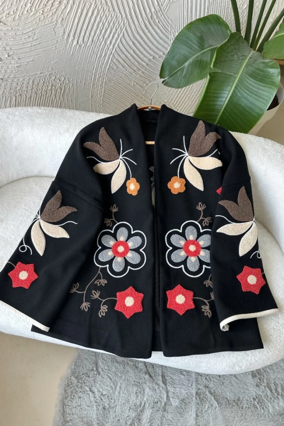 Kadın Siyah Renkli Çiçek Nakışlı Biyeli Kimono Kol Kaşe Kumaş Kısa Kaban Ceket