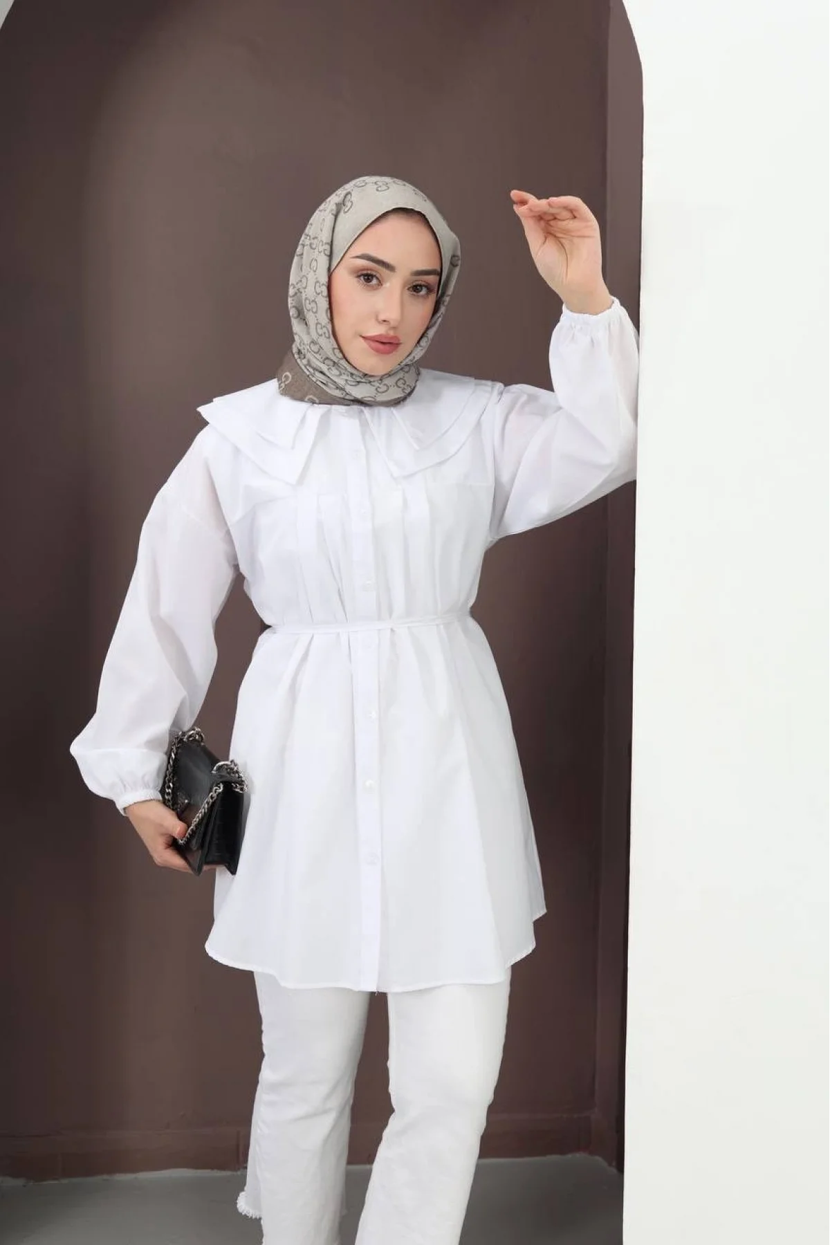 Kadın Beyaz Geniş Çift Yakalı Pileli Kuşaklı Dokuma Kumaş Uzun Tunik Gömlek