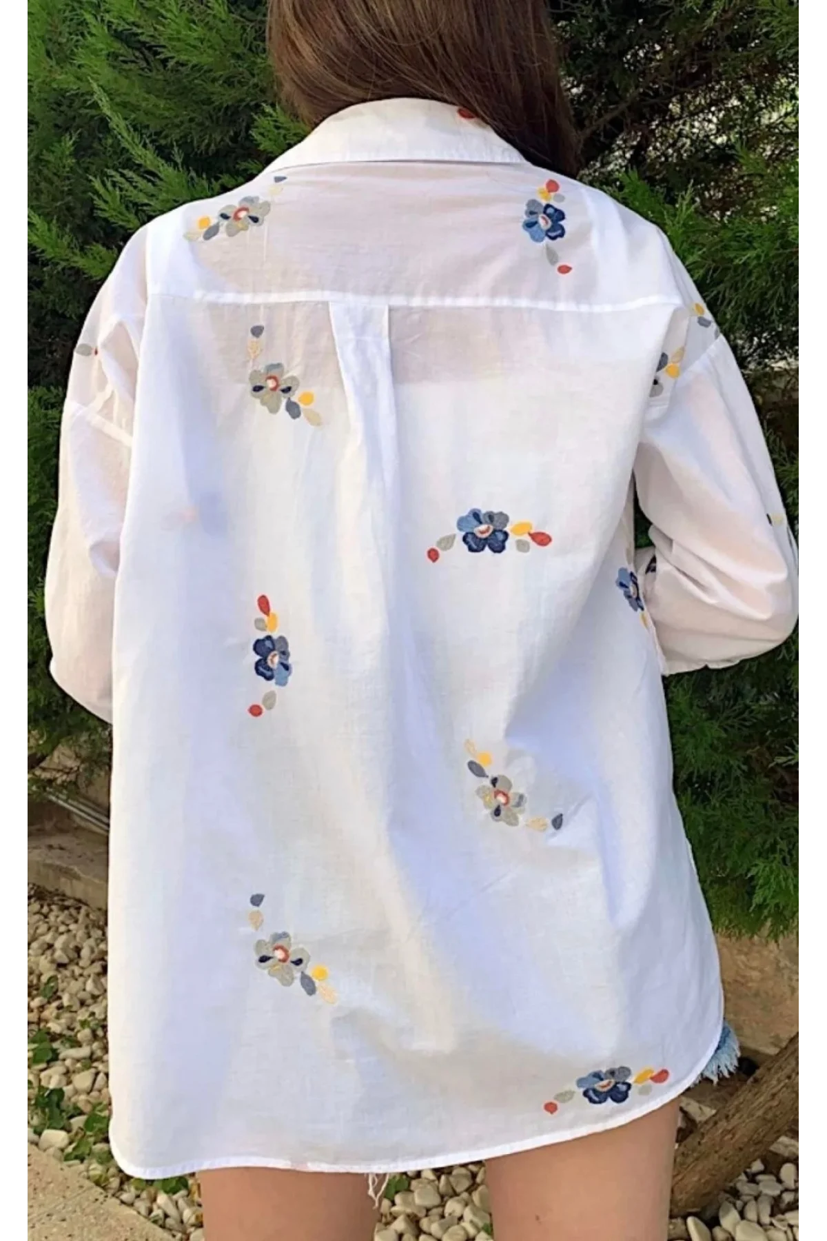 Kadın Beyaz Renkli Çiçek Nakışlı Oversize Pamuk Keten Gömlek